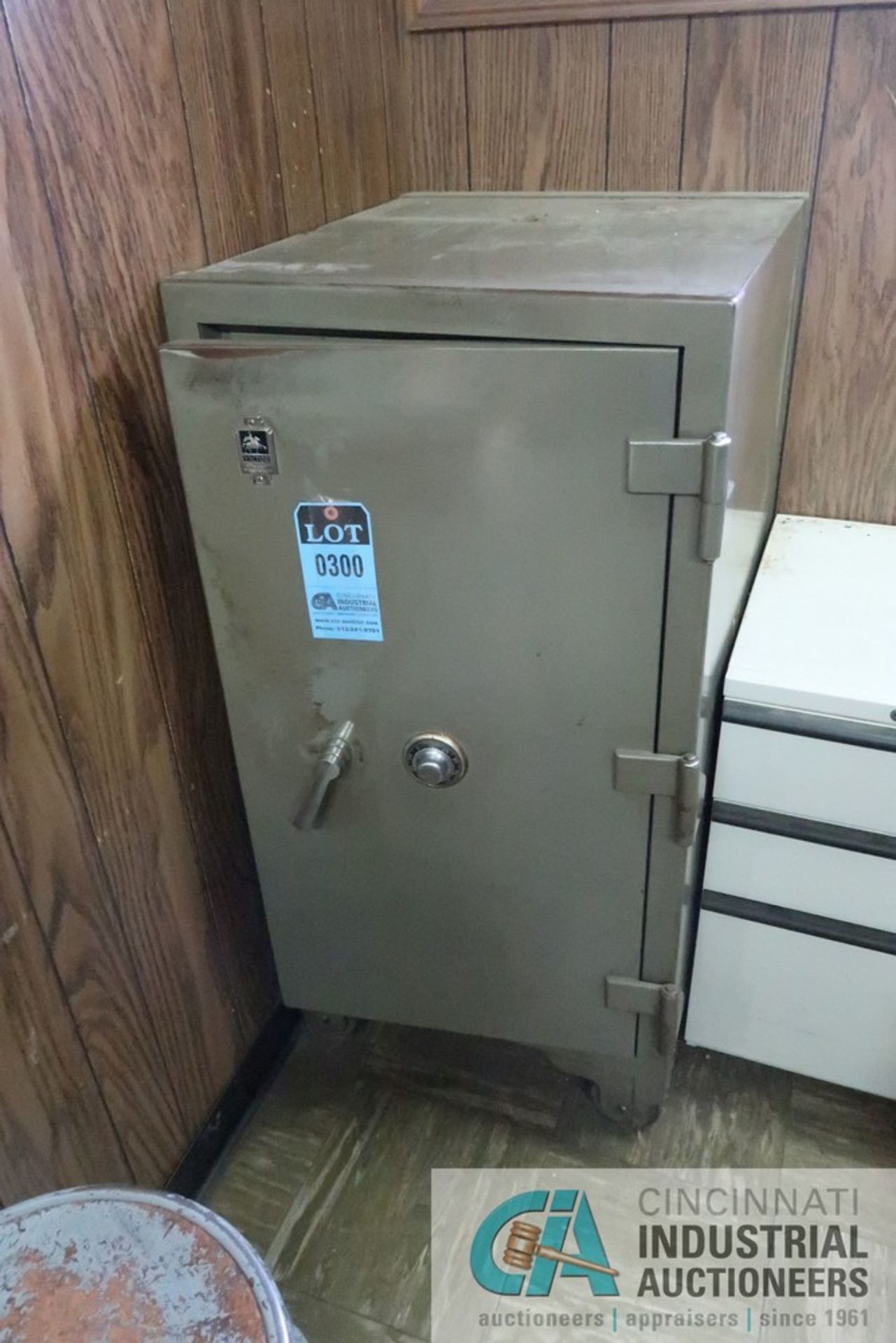 22" X 25" X 45" VICTOR PORTABLE COMBINATION SAFE