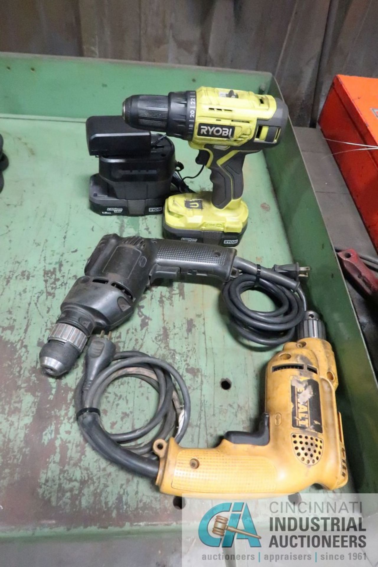 (LOT) ELECTRIC AND CORDLESS DRILLS