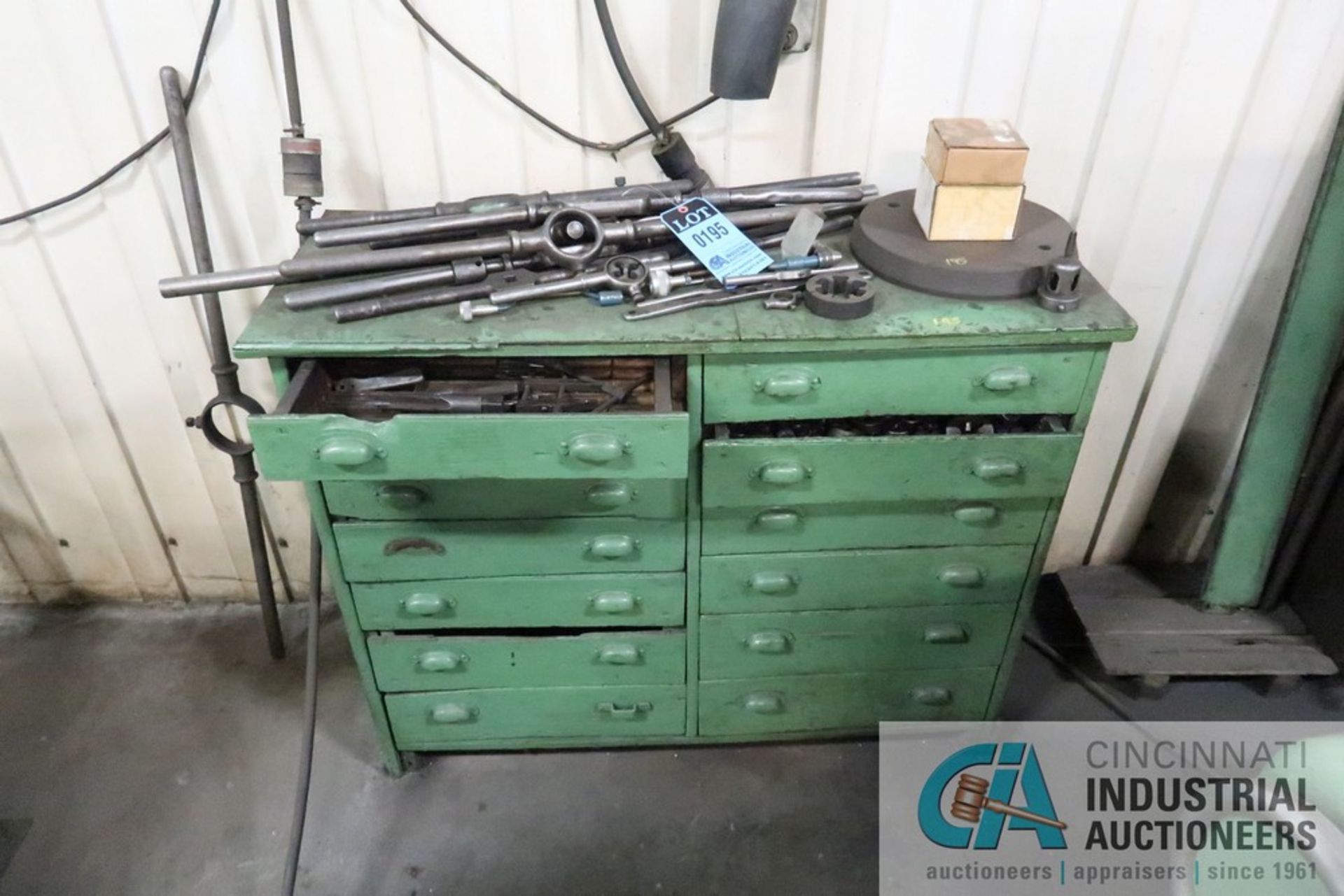 (LOT) CABINET WITH TAP AND DIE TOOLING