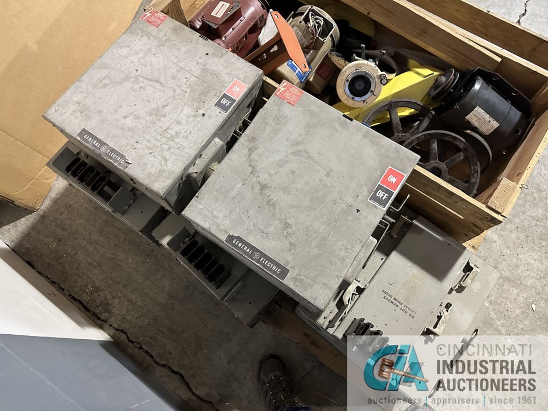 (LOT) (5) 200 AMP GE CAT. NO. FVR464R BUSS PLUGS ON SKID WITH MISCELLANEOUS PARTS - Located in - Image 3 of 5
