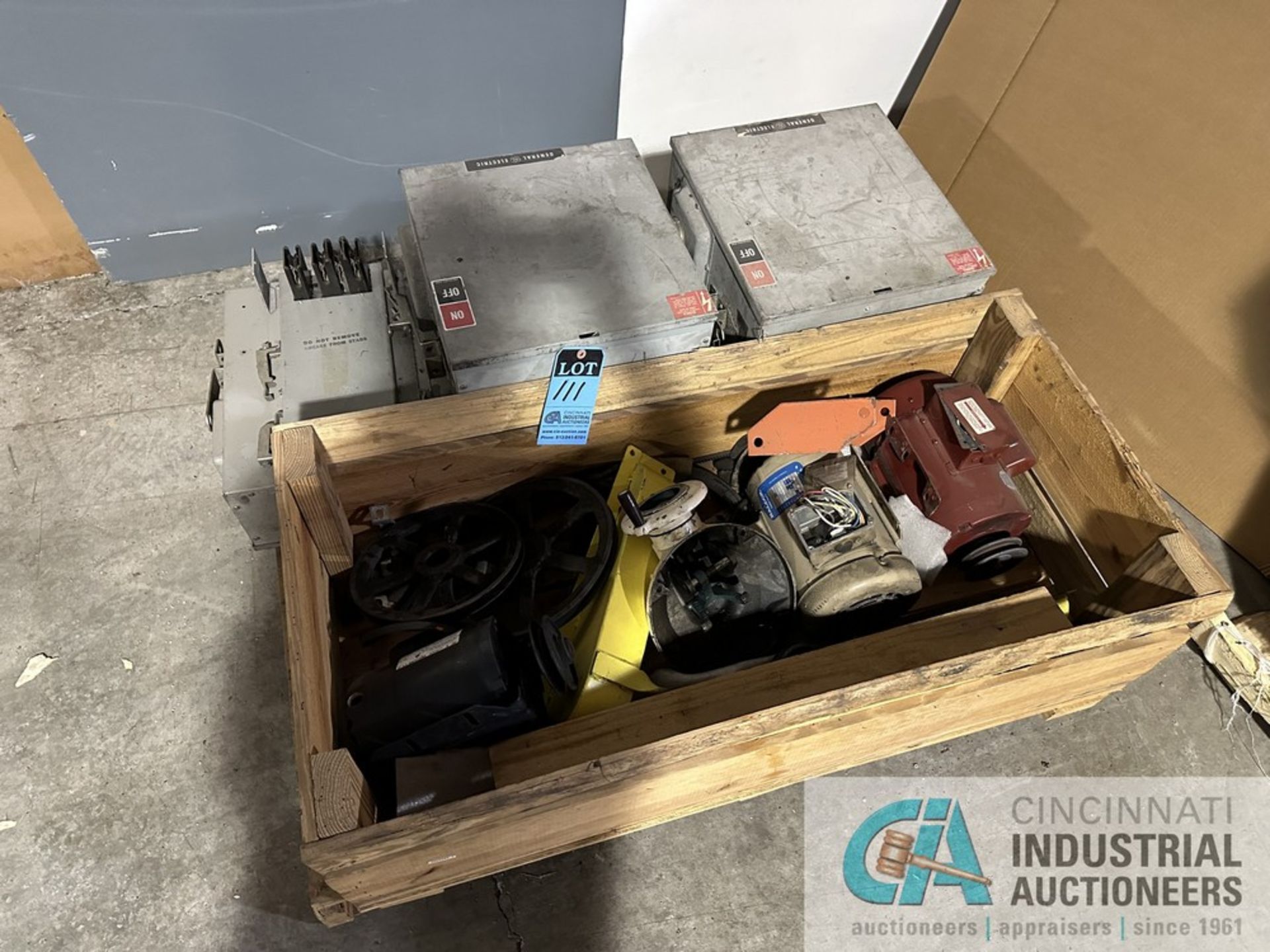 (LOT) (5) 200 AMP GE CAT. NO. FVR464R BUSS PLUGS ON SKID WITH MISCELLANEOUS PARTS - Located in