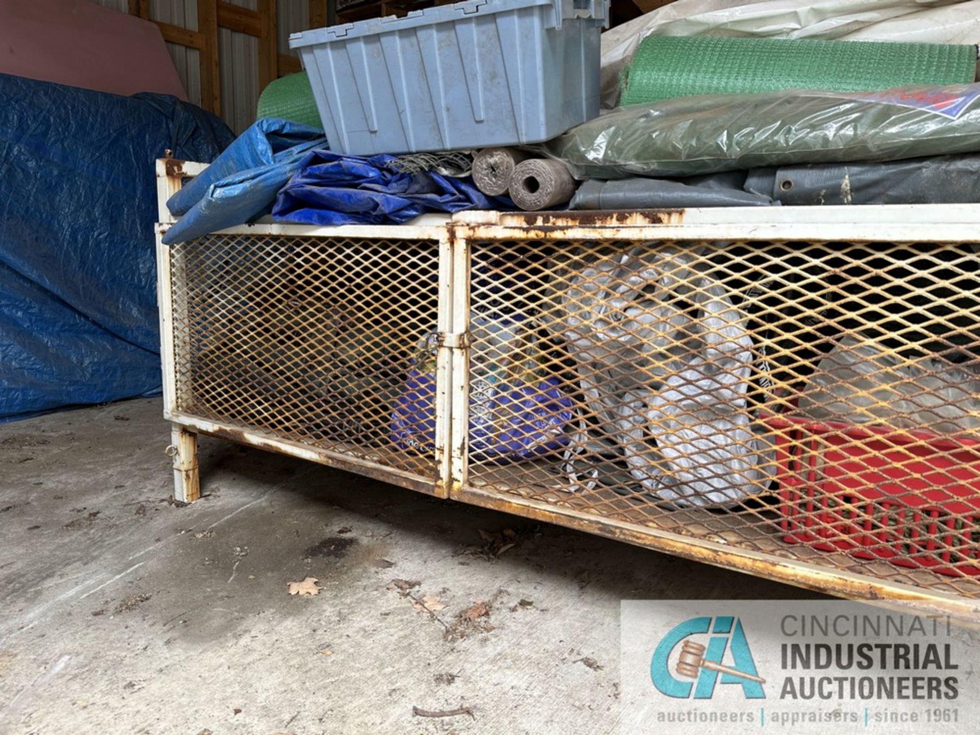 STEEL WIRE GRATED STORAGE BOX WITH MISCELLANEOUS TARPS *LOCATED IN SHED AT REAR OF BUILDING* - Image 3 of 6
