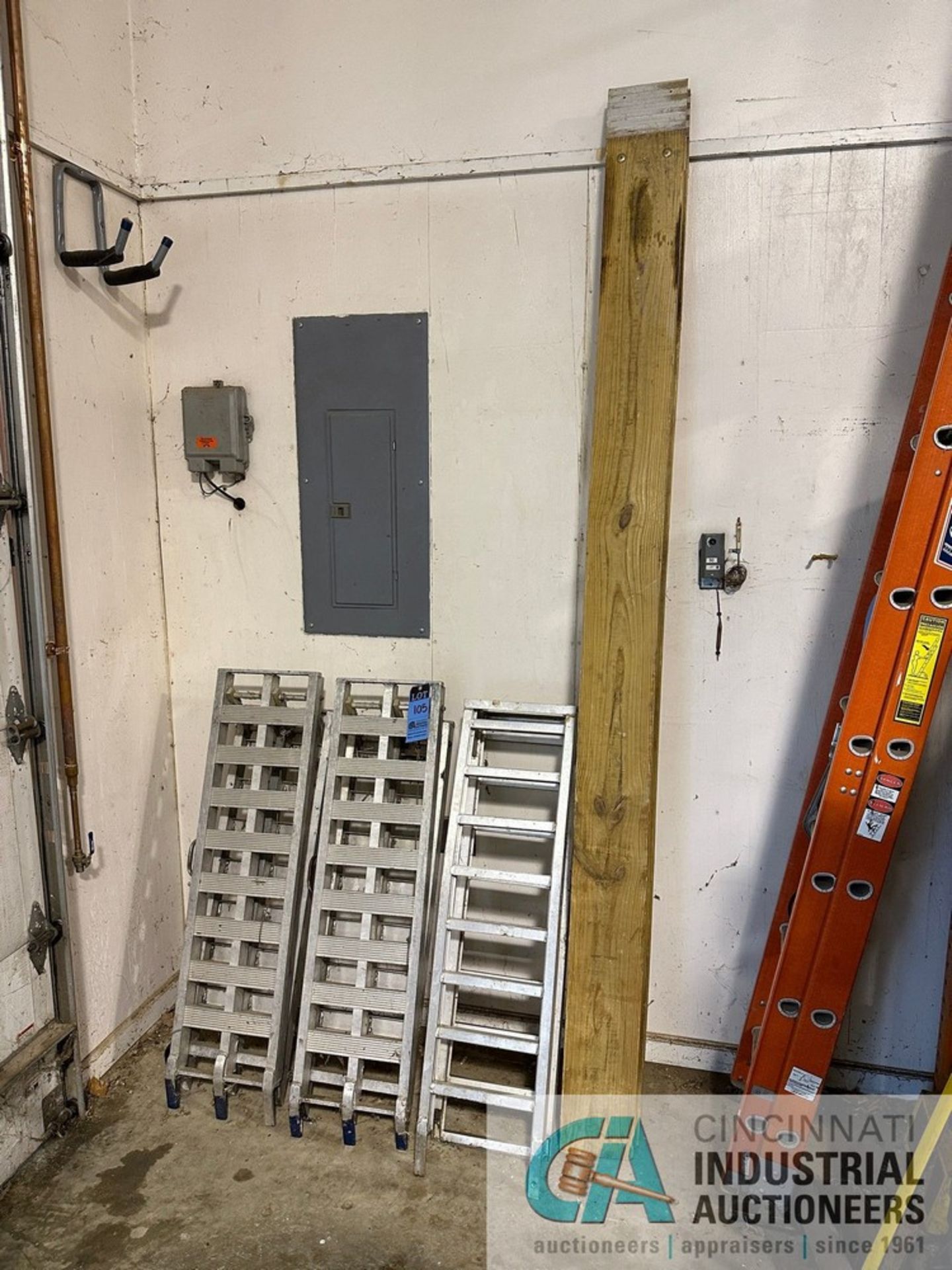 (LOT) ALUMINUM AND WOOD EQUIPMENT LOADING RAMPS