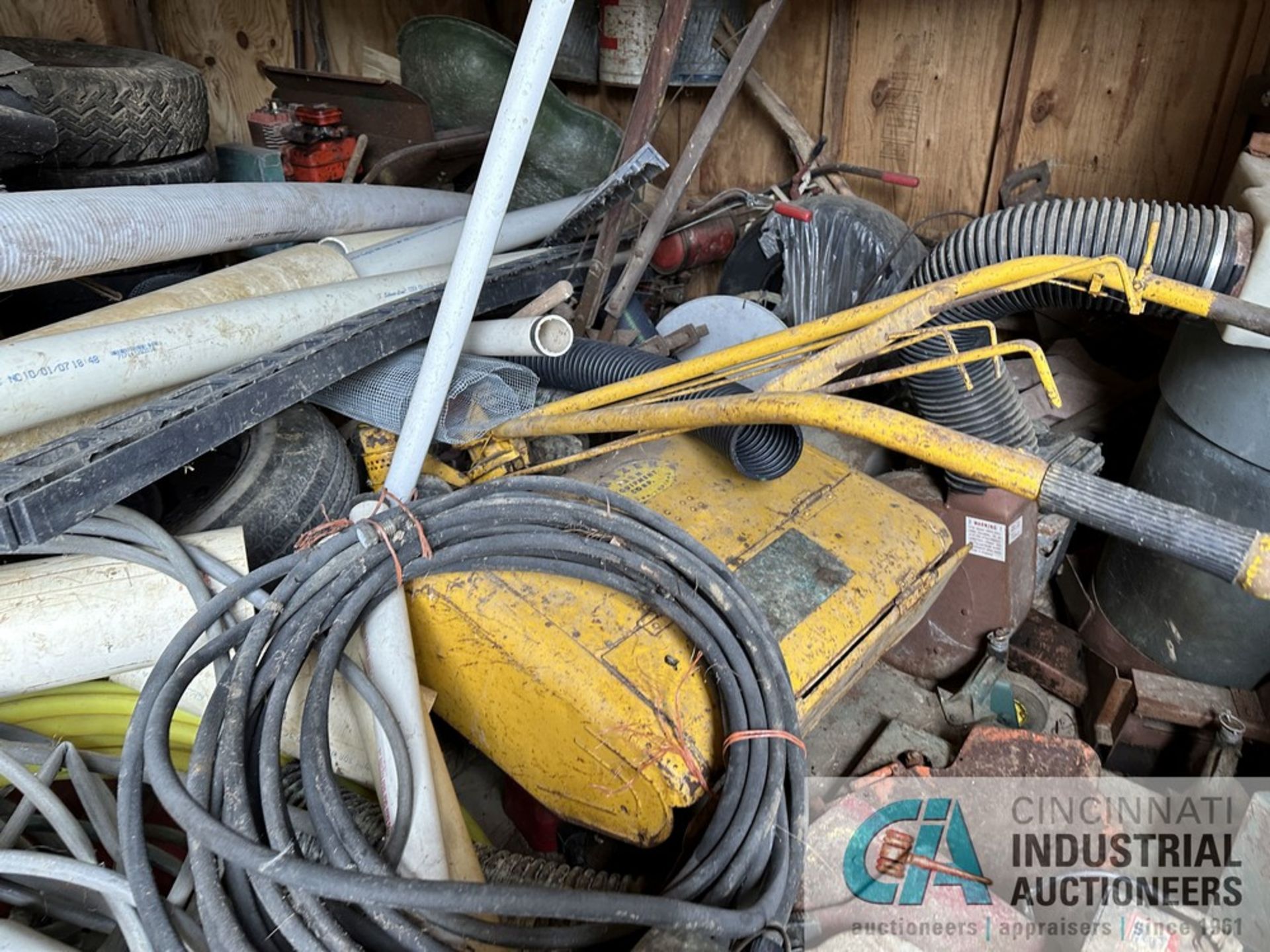 (LOT) CONTENTS OF SHED CONSISTING OF LANDSCAPE POWER EQUIPMENT PVC, GARDEN HOSE, STEPLADDERS * - Image 23 of 23