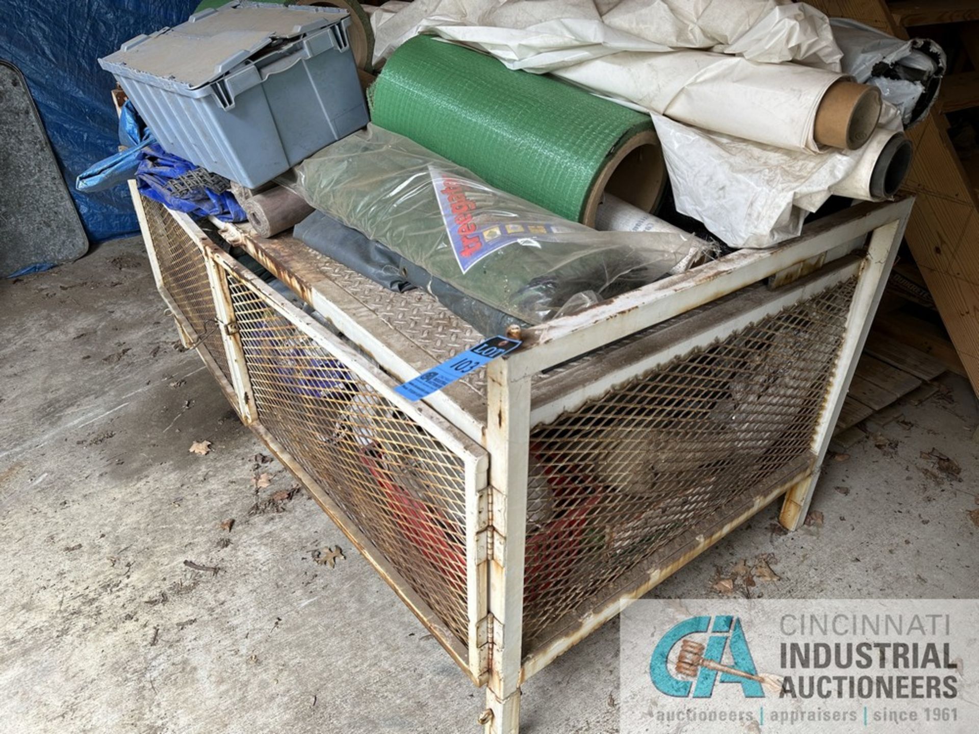 STEEL WIRE GRATED STORAGE BOX WITH MISCELLANEOUS TARPS *LOCATED IN SHED AT REAR OF BUILDING* - Image 6 of 6