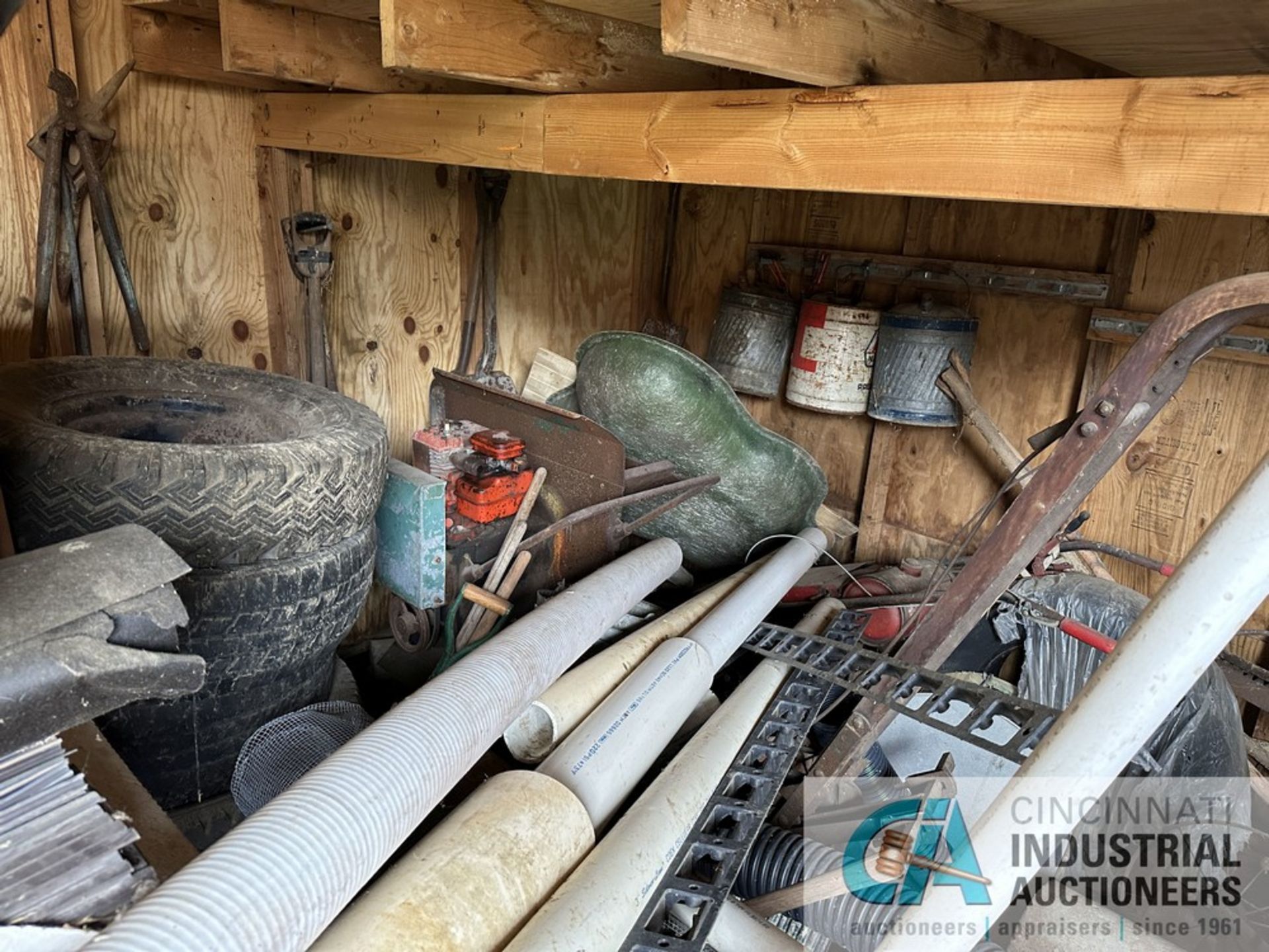 (LOT) CONTENTS OF SHED CONSISTING OF LANDSCAPE POWER EQUIPMENT PVC, GARDEN HOSE, STEPLADDERS * - Image 16 of 23