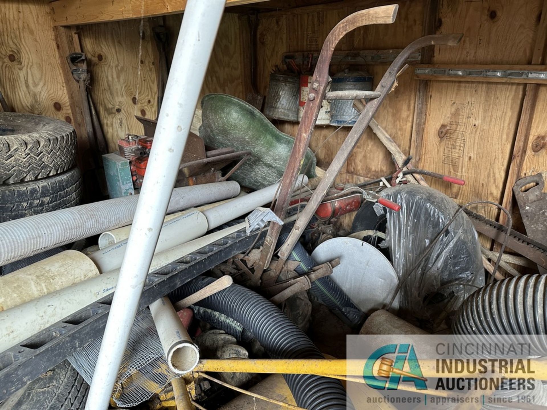 (LOT) CONTENTS OF SHED CONSISTING OF LANDSCAPE POWER EQUIPMENT PVC, GARDEN HOSE, STEPLADDERS * - Image 15 of 23