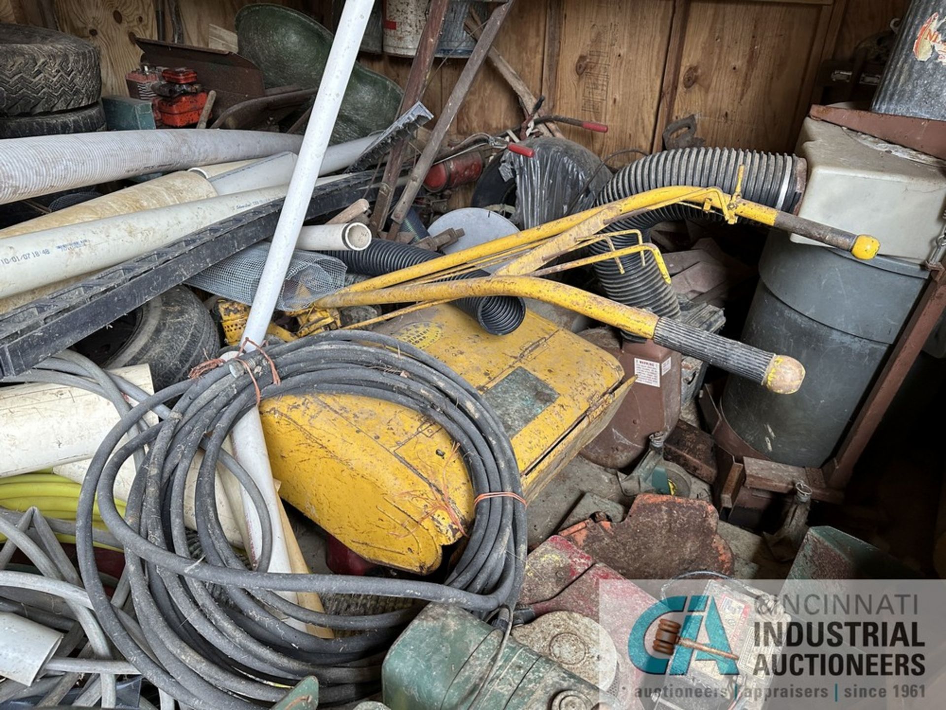 (LOT) CONTENTS OF SHED CONSISTING OF LANDSCAPE POWER EQUIPMENT PVC, GARDEN HOSE, STEPLADDERS * - Image 13 of 23