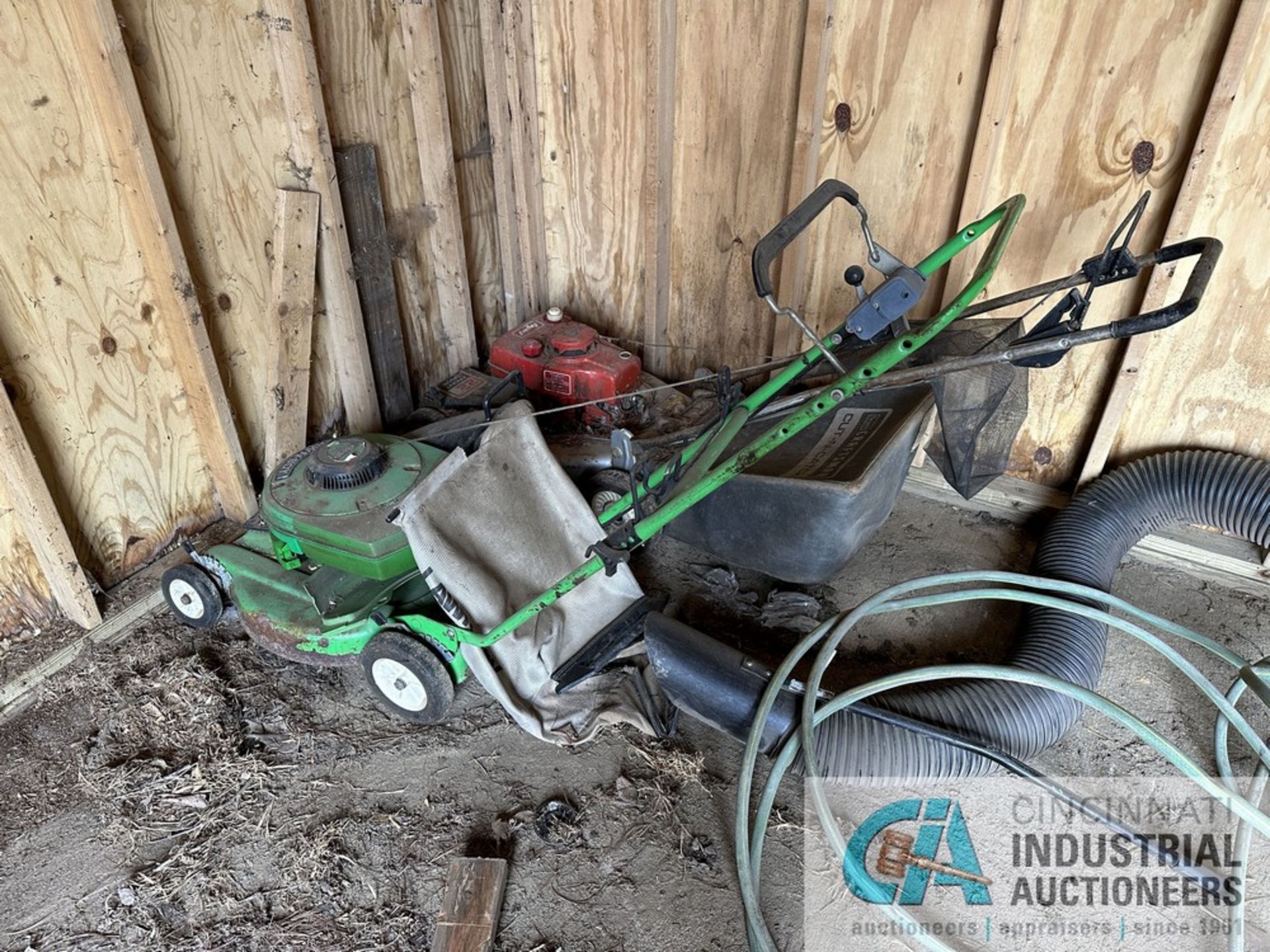 (LOT) CONTENTS OF SHED CONSISTING OF LANDSCAPE POWER EQUIPMENT PVC, GARDEN HOSE, STEPLADDERS * - Image 3 of 23