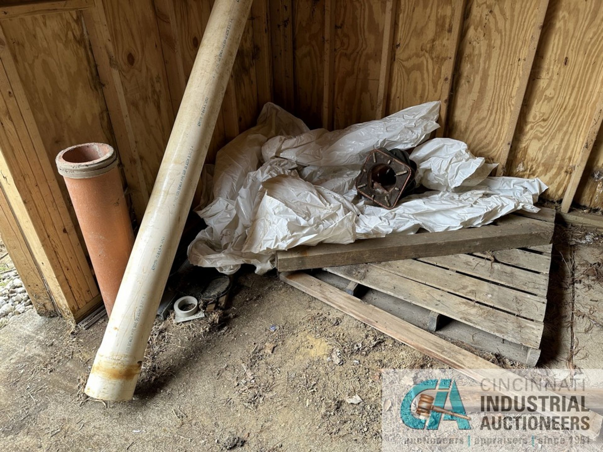 (LOT) CONTENTS OF SHED CONSISTING OF LANDSCAPE POWER EQUIPMENT PVC, GARDEN HOSE, STEPLADDERS * - Image 2 of 23