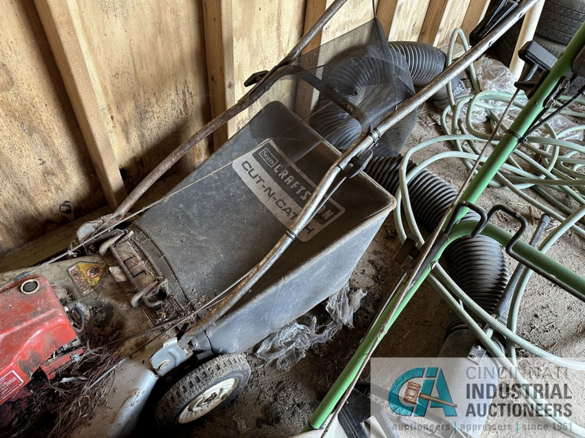 (LOT) CONTENTS OF SHED CONSISTING OF LANDSCAPE POWER EQUIPMENT PVC, GARDEN HOSE, STEPLADDERS * - Image 7 of 23