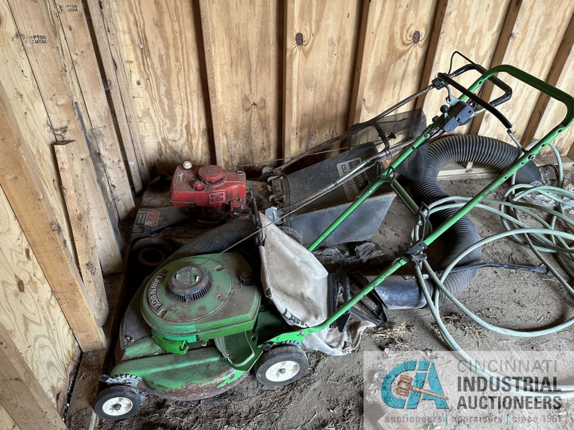 (LOT) CONTENTS OF SHED CONSISTING OF LANDSCAPE POWER EQUIPMENT PVC, GARDEN HOSE, STEPLADDERS * - Image 4 of 23