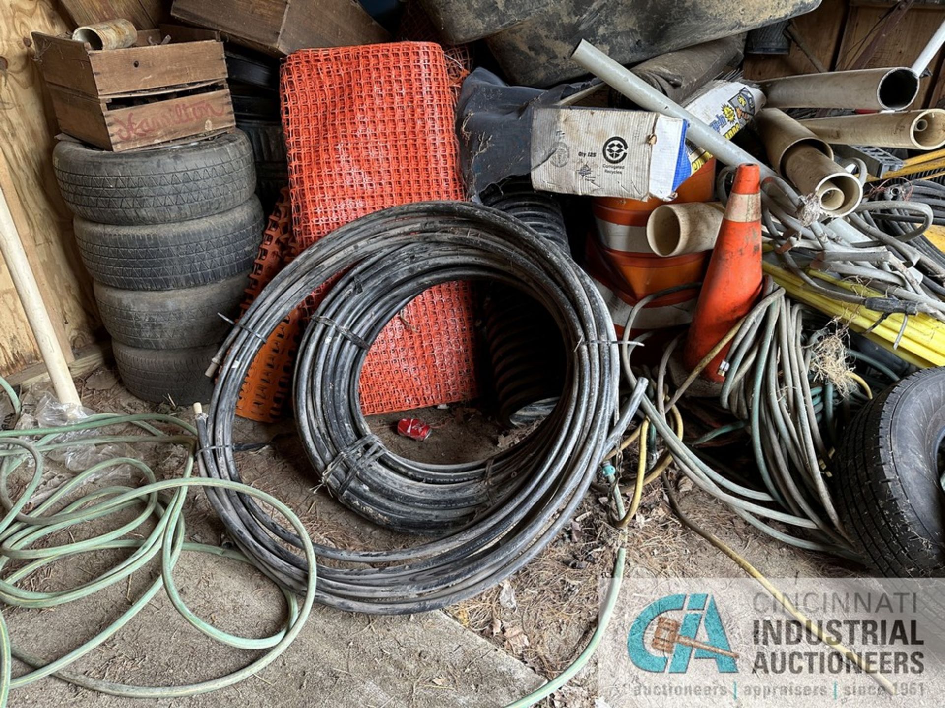 (LOT) CONTENTS OF SHED CONSISTING OF LANDSCAPE POWER EQUIPMENT PVC, GARDEN HOSE, STEPLADDERS * - Image 10 of 23