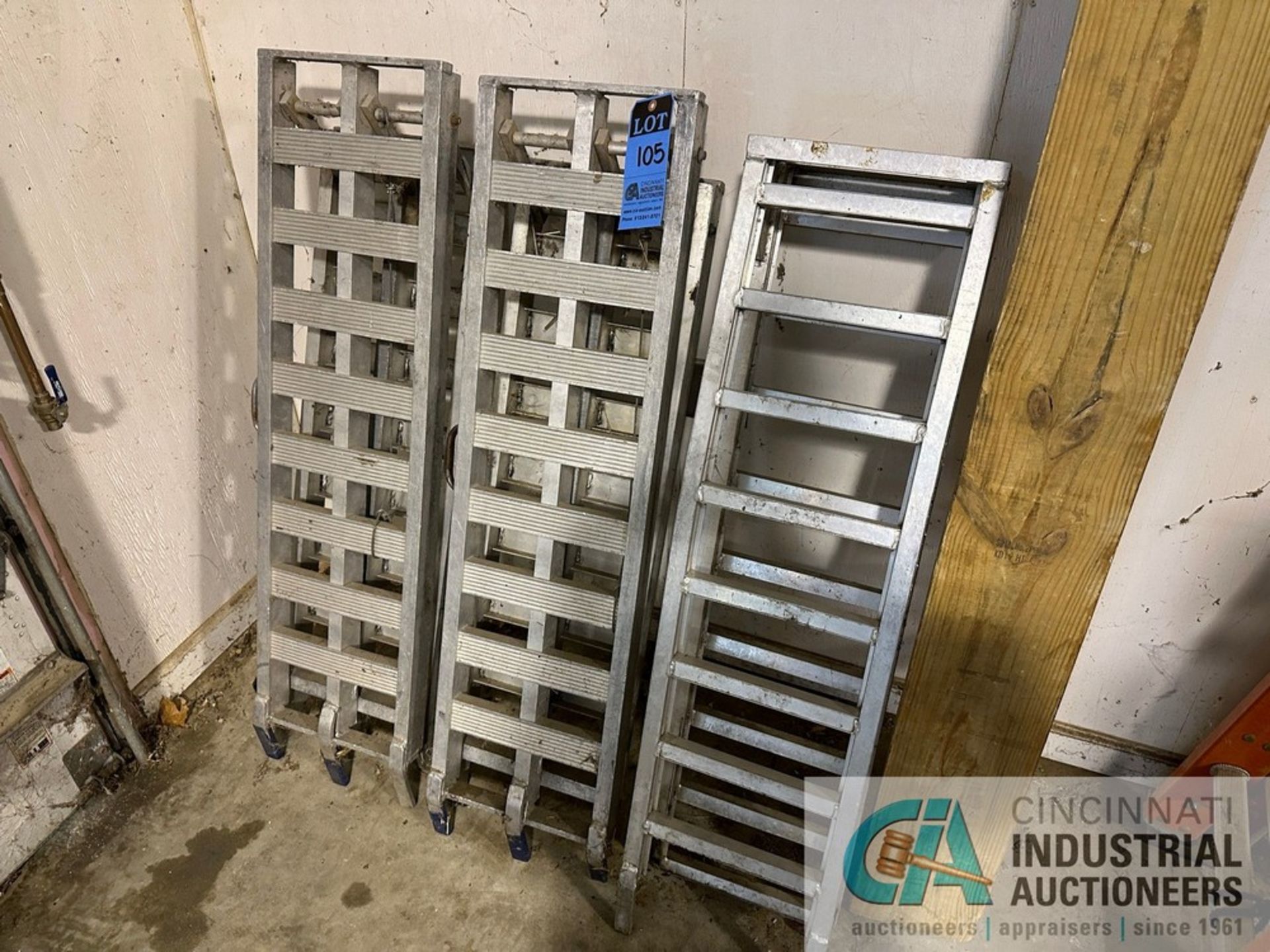 (LOT) ALUMINUM AND WOOD EQUIPMENT LOADING RAMPS - Image 2 of 4