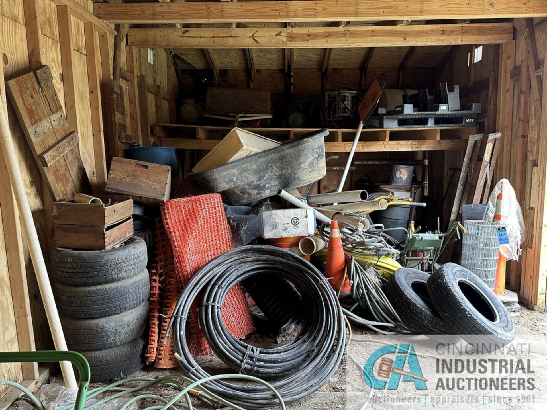 (LOT) CONTENTS OF SHED CONSISTING OF LANDSCAPE POWER EQUIPMENT PVC, GARDEN HOSE, STEPLADDERS * - Image 8 of 23