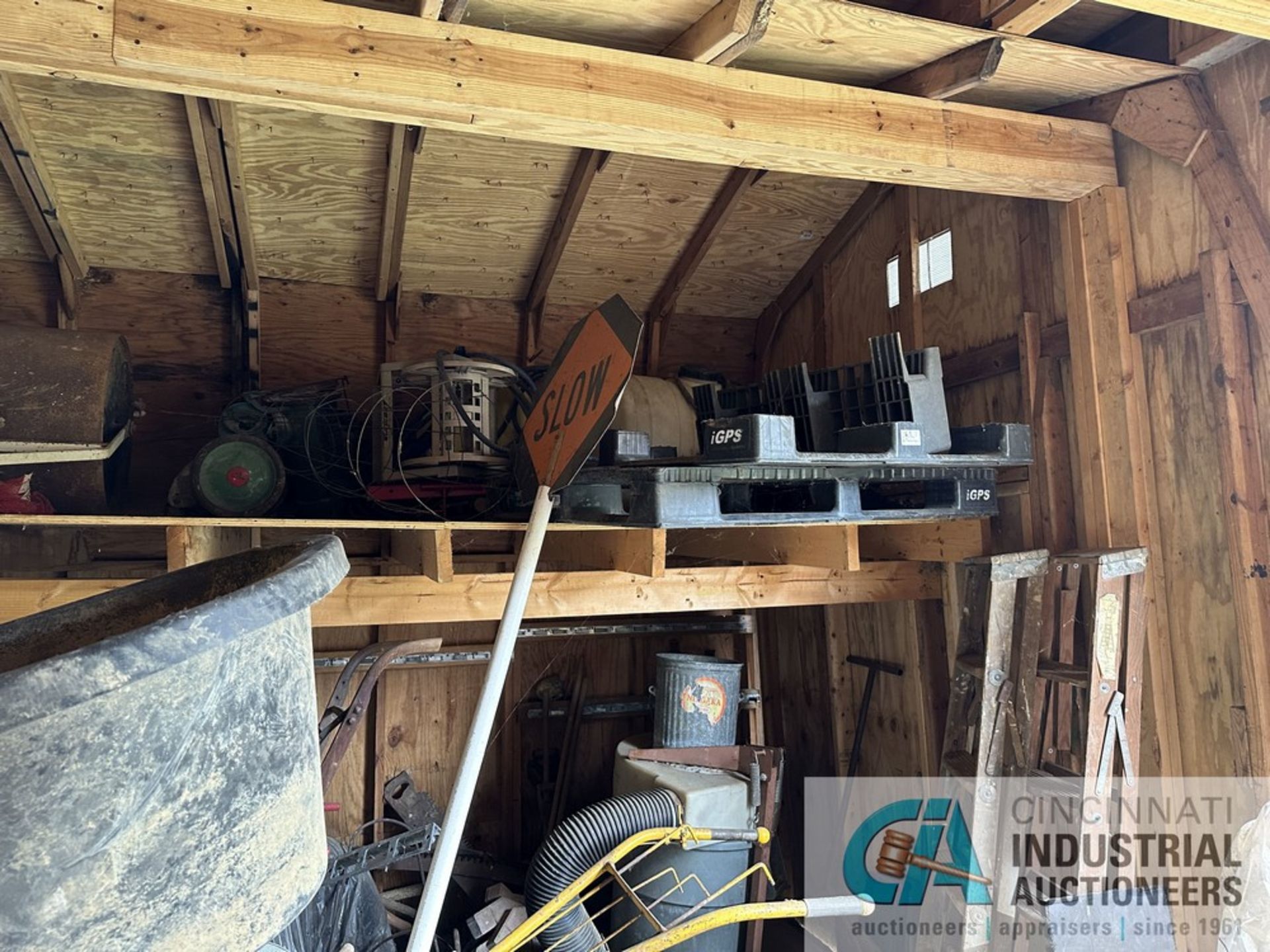 (LOT) CONTENTS OF SHED CONSISTING OF LANDSCAPE POWER EQUIPMENT PVC, GARDEN HOSE, STEPLADDERS * - Image 19 of 23