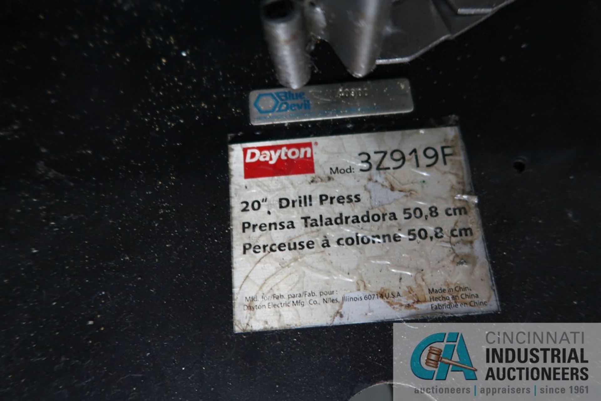 DAYTON MODEL 3Z919F DRILL PRESS, IN PIECES, BASE AND DRILL HEAD, METAL BELT CONVEYOR, COOLANT TANK - Image 3 of 5