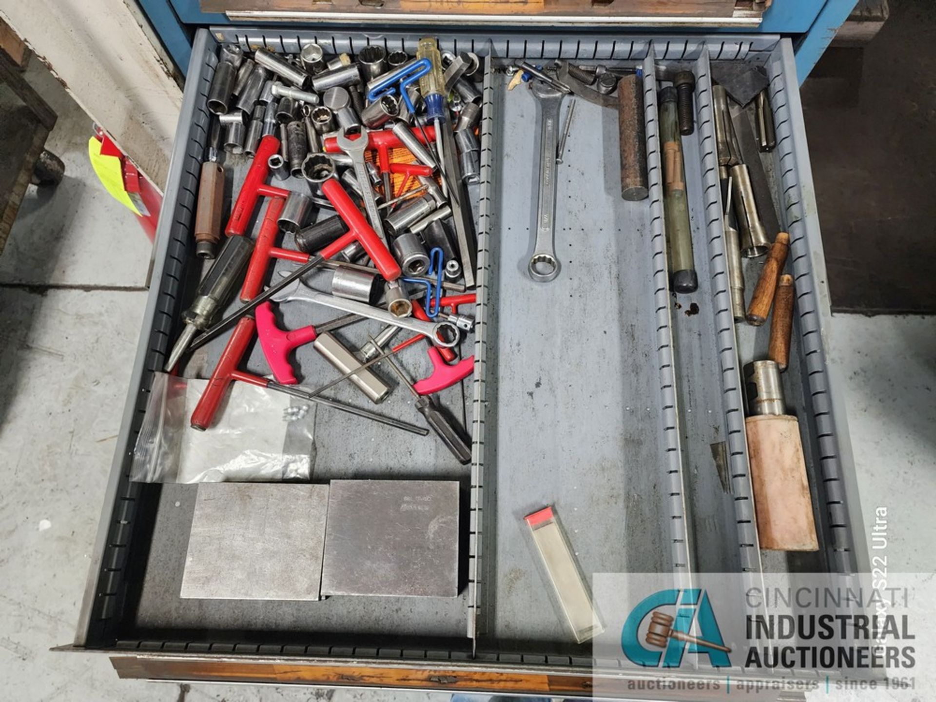 10-DRAWER TOOLING CABINET WITH PERISHABLE TOOLING AND 2-DOOR CABINET WITH OTHER TOOLING - Image 6 of 10