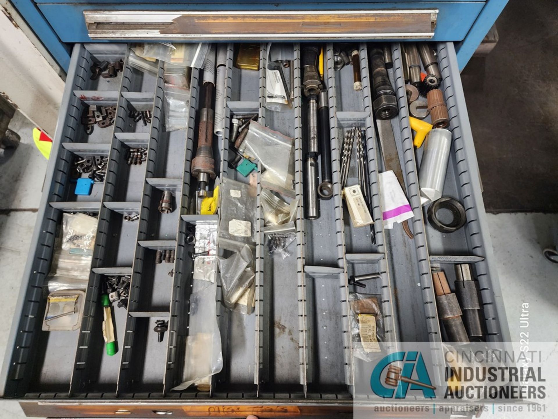 10-DRAWER TOOLING CABINET WITH PERISHABLE TOOLING AND 2-DOOR CABINET WITH OTHER TOOLING - Image 5 of 10