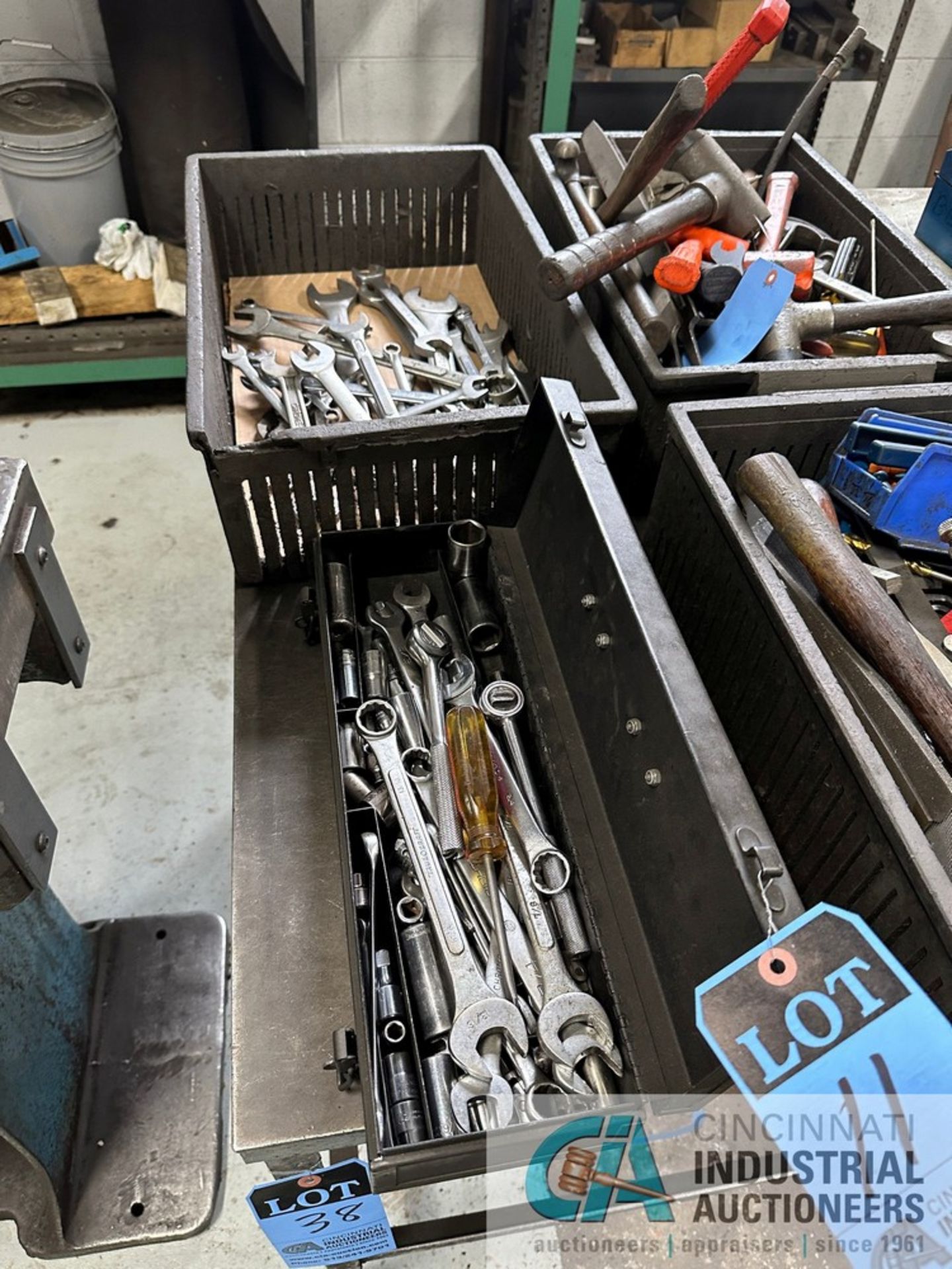 (LOT) WRENCHES AND SOCKETS