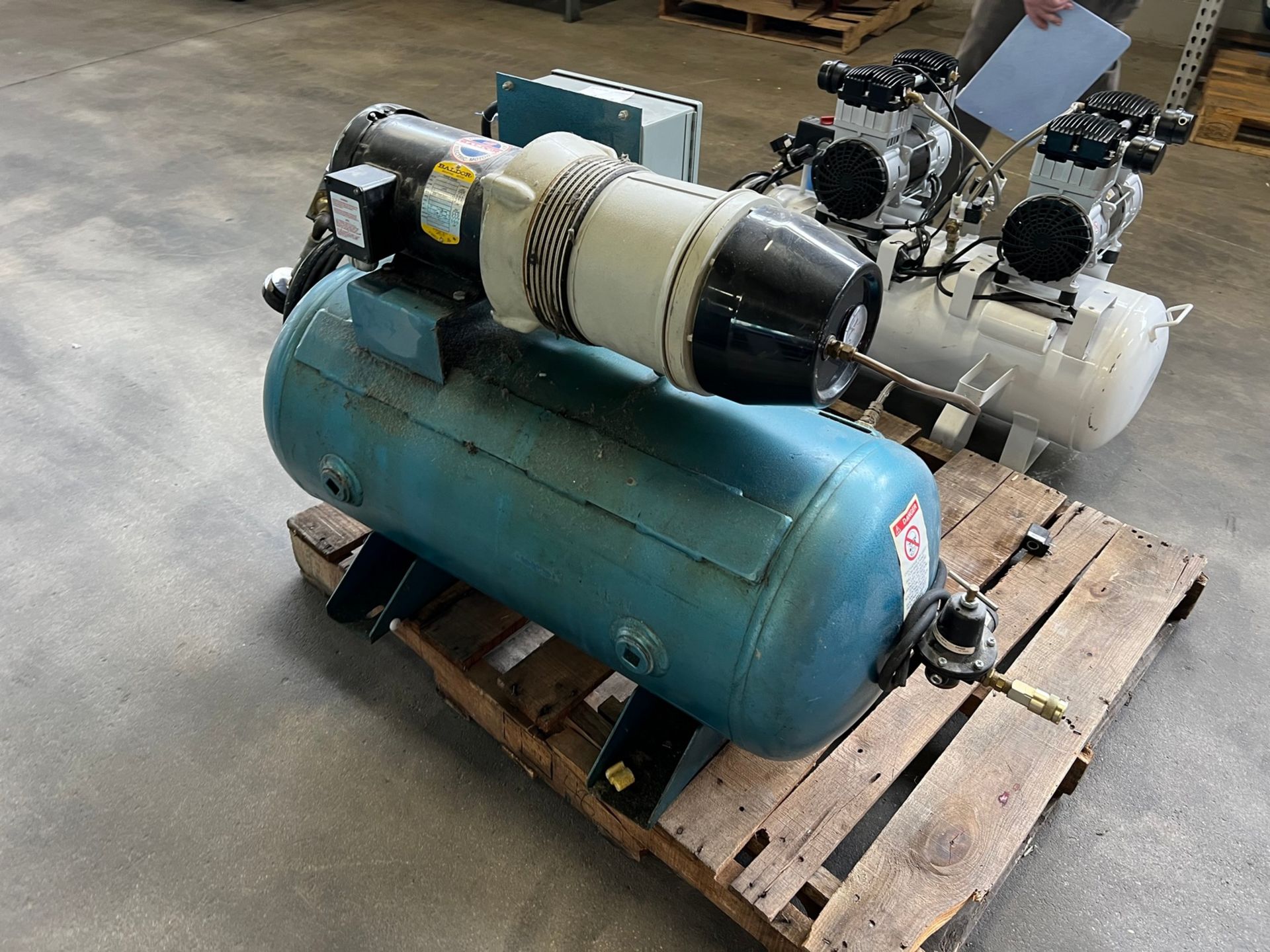 2 HP COMPAIR MODEL 10 PURS HYDROVANE ROTARY VAN TANK MOUNTED COMPRESSOR, 230 VOLT, 1-PHASE - Image 4 of 6