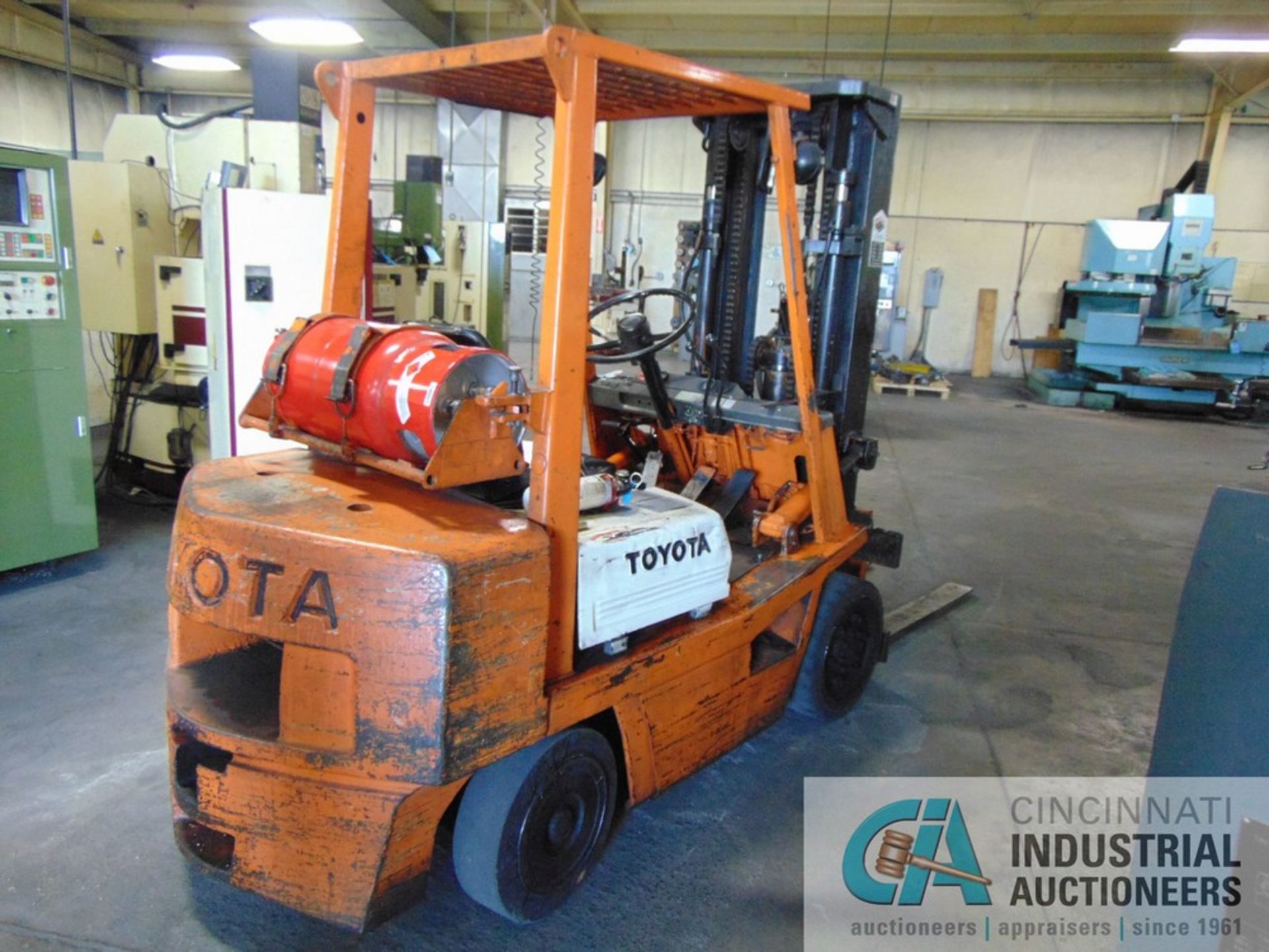 6,000 LB. TOYOTA MODEL FGC30 LP GAS SOLID TIRE LIFT TRUCK; S/N 10358, 169" LIFT HEIGHT, 48" FORKS, - Image 3 of 7