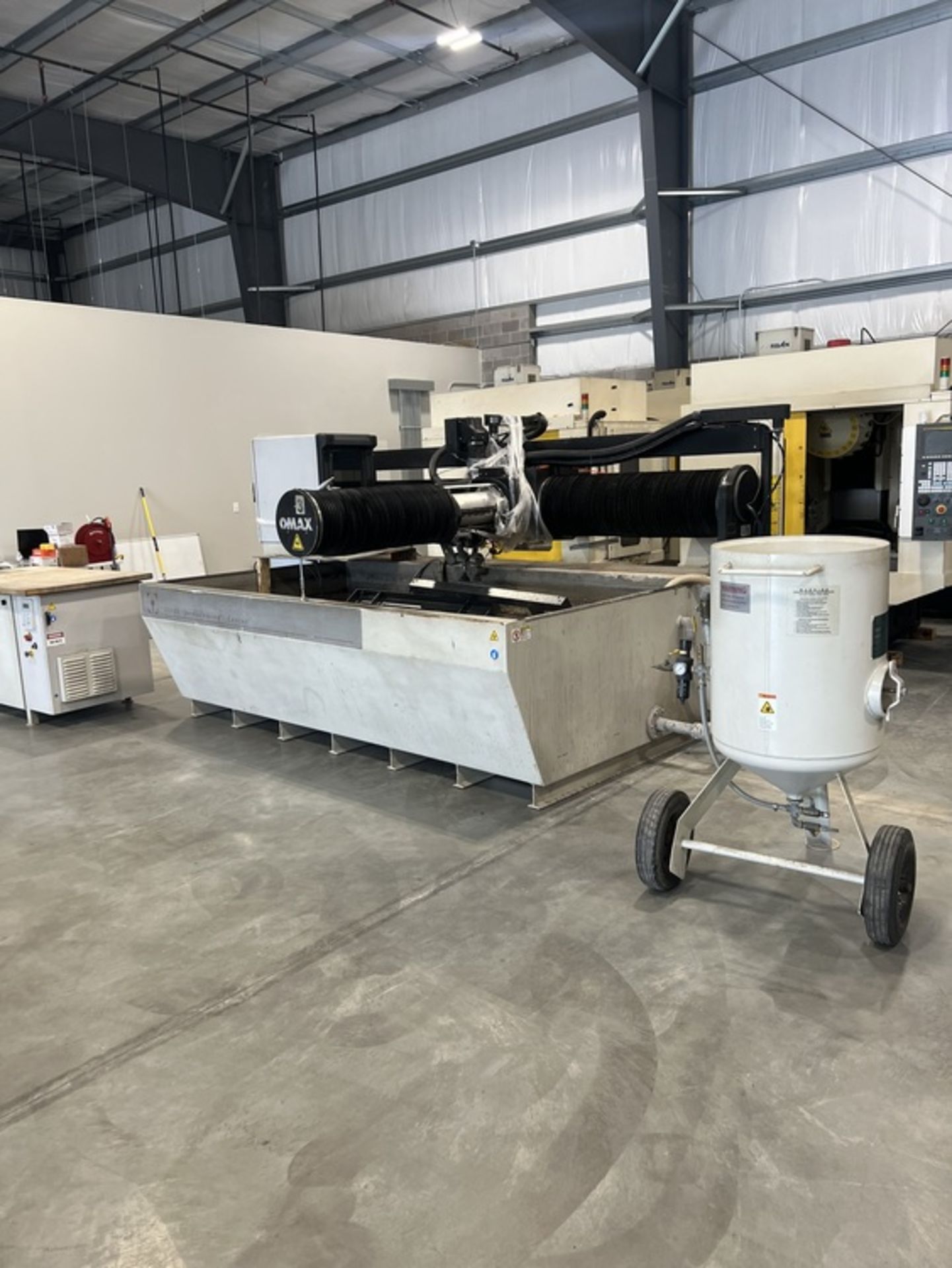 4' X 8' OMAX 55100 WATERJET; S/N B512079, 100" X-AXIS, 55" Y-AXIS, 8" Z-AXIS, 60,000 PSI (NEW 2007) - Image 2 of 6