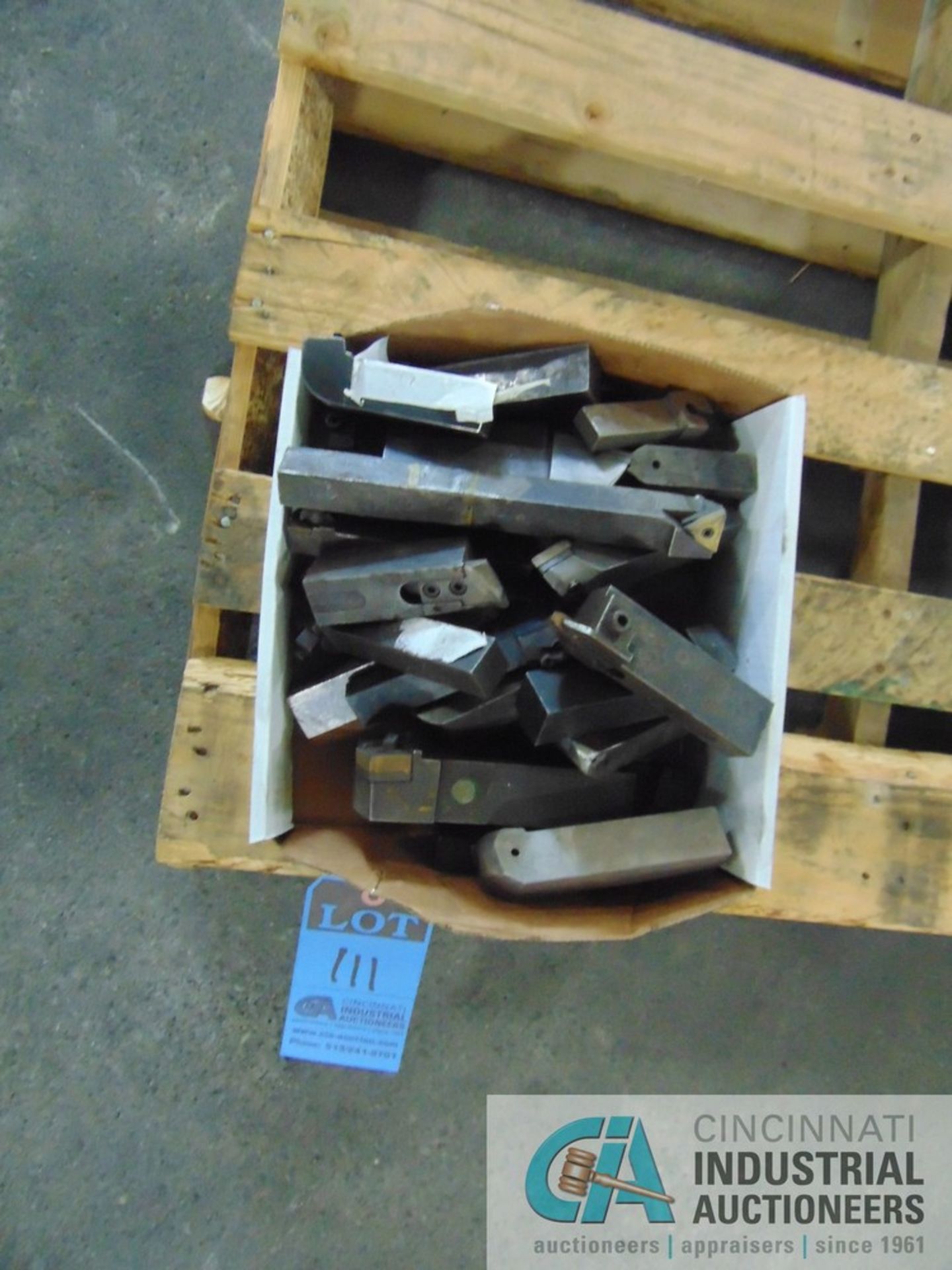 (LOT) ASSORTED SIZE TOOLHOLDERS