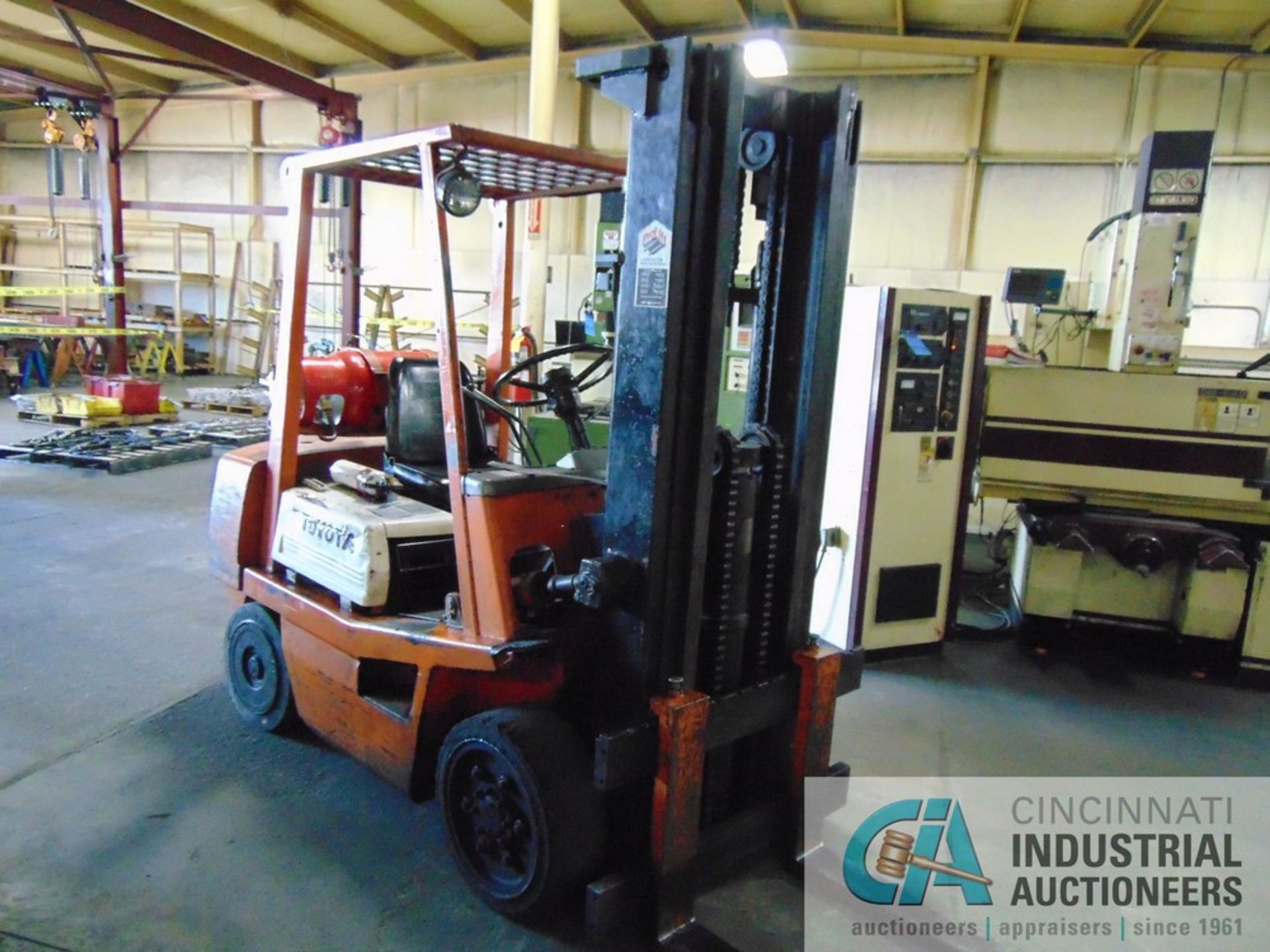 6,000 LB. TOYOTA MODEL FGC30 LP GAS SOLID TIRE LIFT TRUCK; S/N 10358, 169" LIFT HEIGHT, 48" FORKS, - Image 4 of 7