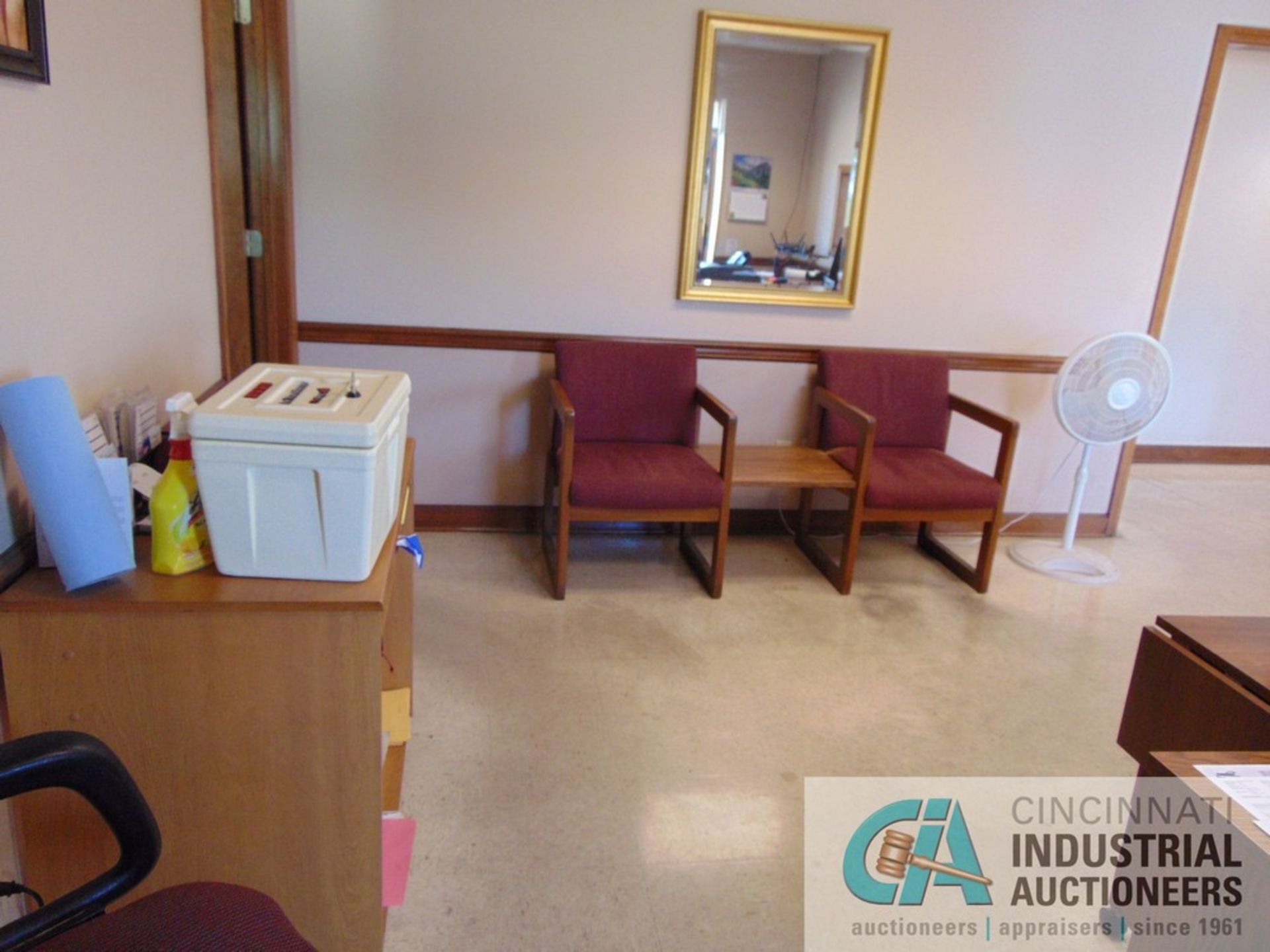 (LOT) OFFICE FURNITURE - DESKS, CABINETS, & CHAIRS - NO ELECTRONICS, PHONES, OR PERSONAL ITEMS - Image 4 of 6