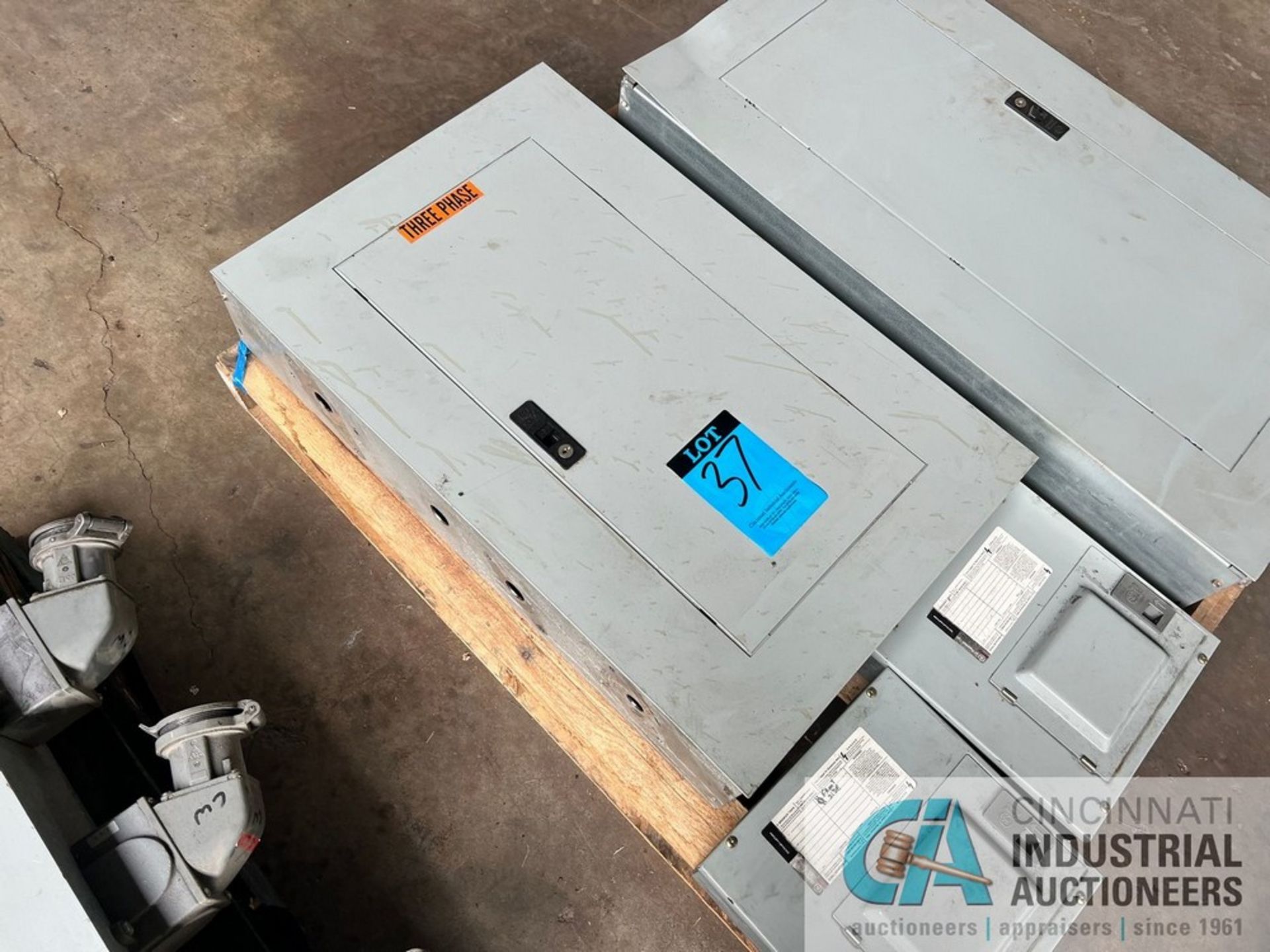 MISCELLANEOUS GE ELECTRICAL BREAKER PANELS, (1) 480 VOLT PANEL WITH (1) 60 AMP, (4) 30 AMP, (1) 20 - Image 9 of 15