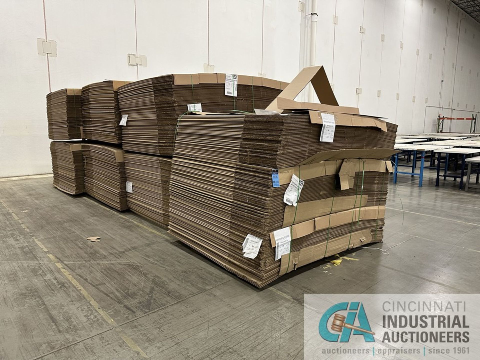 (LOT) 4 SKIDS OF 48" X 40" X 48" GAYLORD BOXES APPROX. 550 TOTAL PCS **$250.00 LOADING FEE**