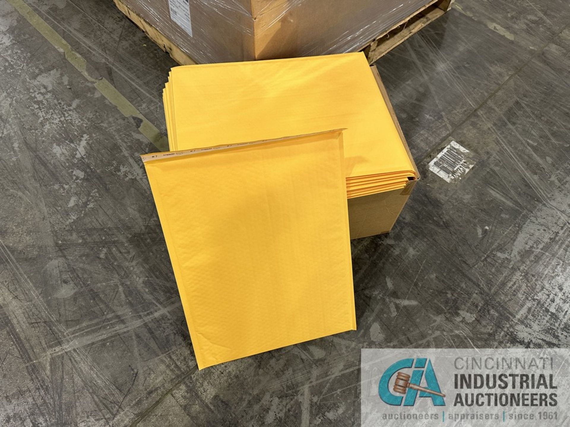 SKIDS OF 14 1/4" X 19" KRAFT BUBBLE MAILERS @ 1000 MAILERS/SKID A TOTAL OF 89,000 MAILERS **$1,000. - Image 3 of 15