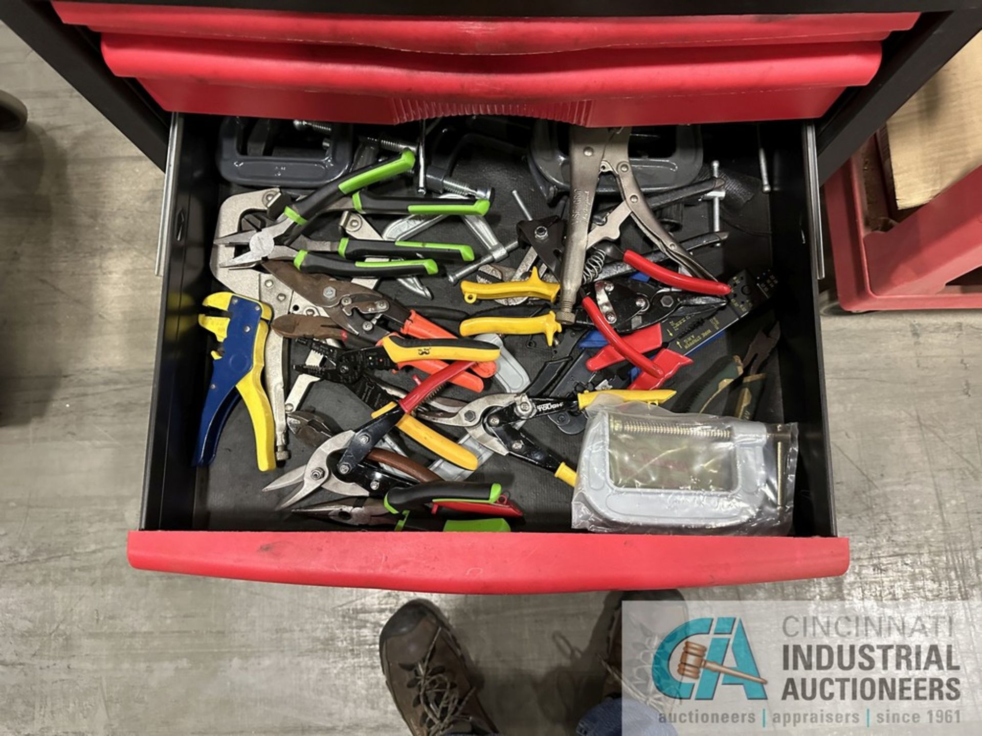 5-DRAWER PORTABLE TOOLBOX WITH ASSORTED HAND TOOLS - Image 6 of 7