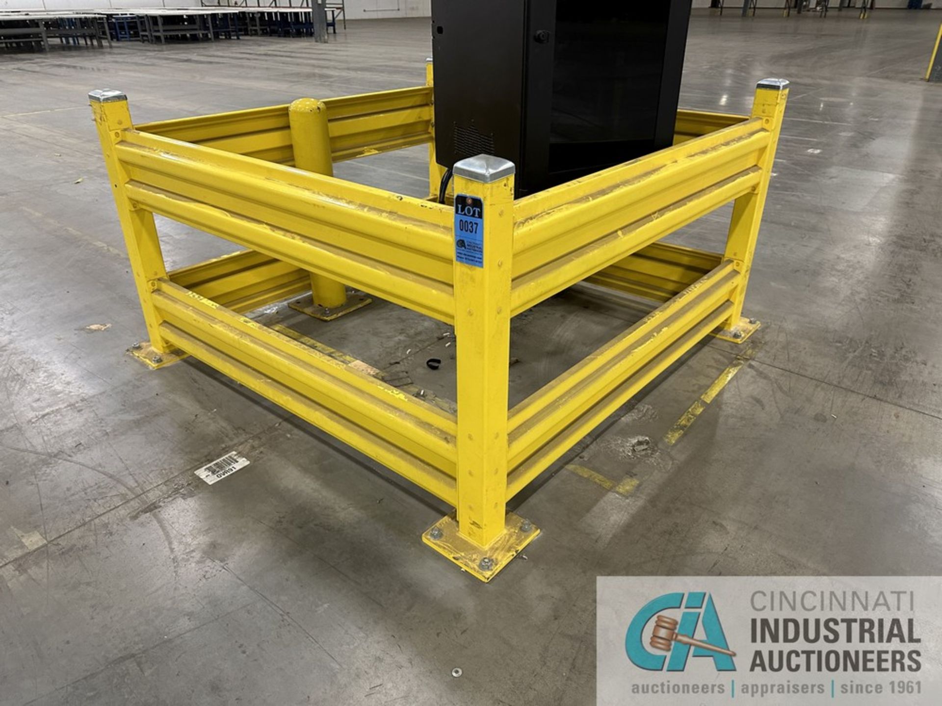 (LOT) APPROX. 75' LINEARFT. OF 12" WIDE YELLOW GUARDRAIL WITH (4) 42" POSTS AND (11) 18" POSTS **$