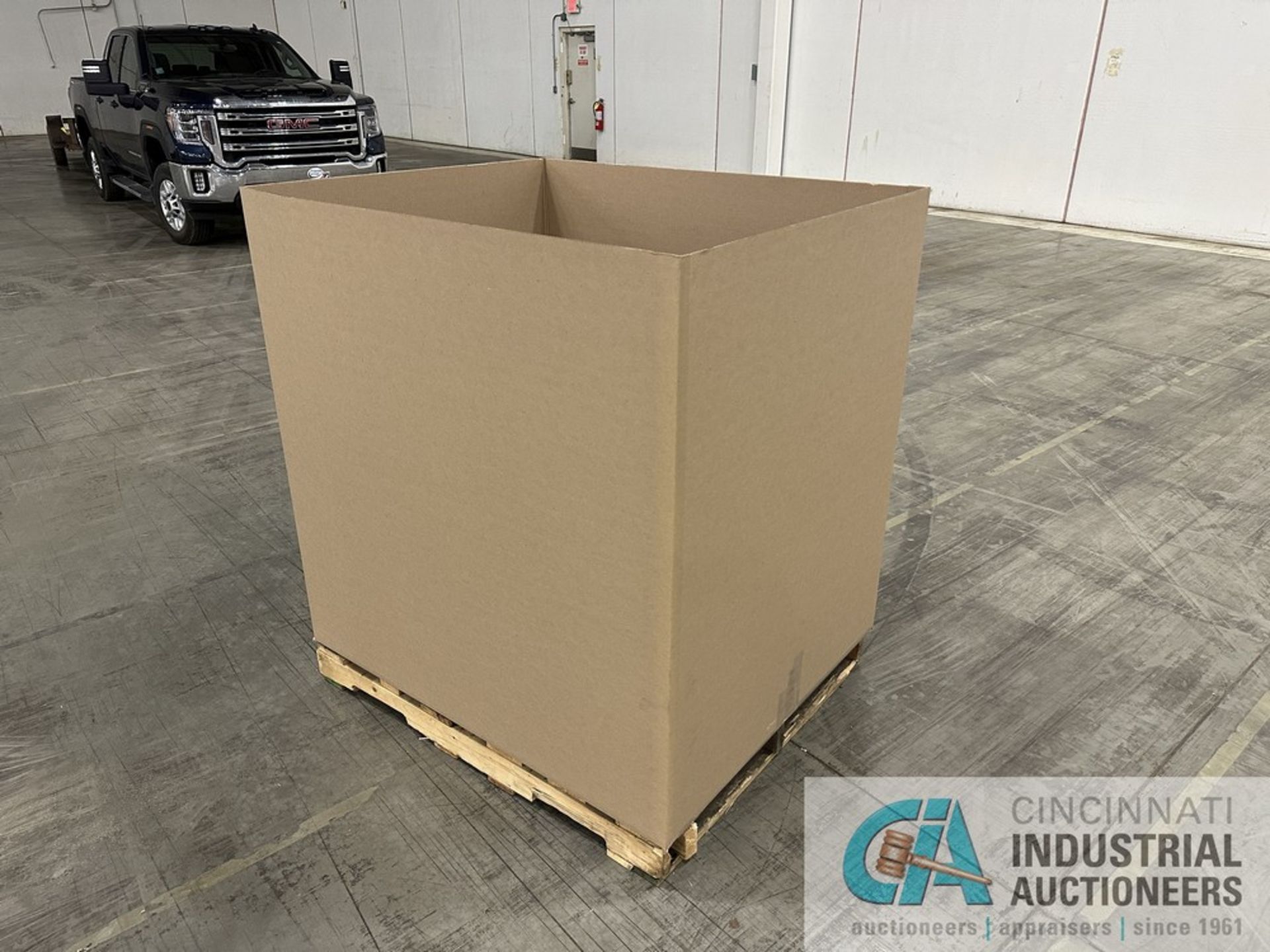 (LOT) 4 SKIDS OF 48" X 40" X 48" GAYLORD BOXES APPROX. 550 TOTAL PCS **$250.00 LOADING FEE** - Image 4 of 4