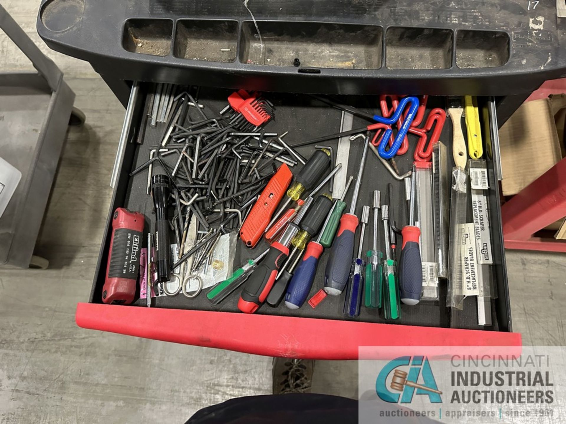 5-DRAWER PORTABLE TOOLBOX WITH ASSORTED HAND TOOLS - Image 4 of 7