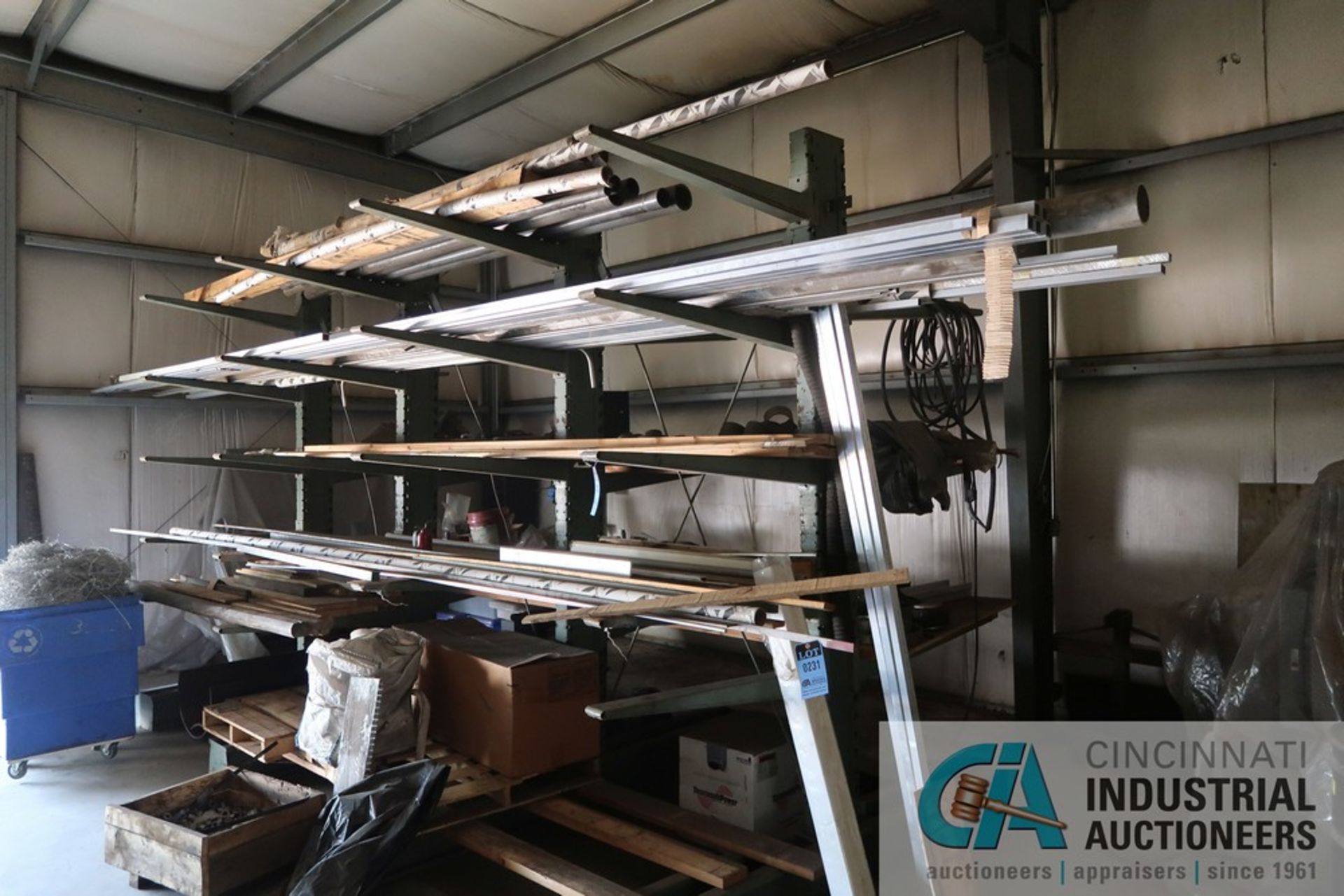 (LOT) CONTENTS OF CANTILEVER RACK INCLUDING ALUMINUM STOCK