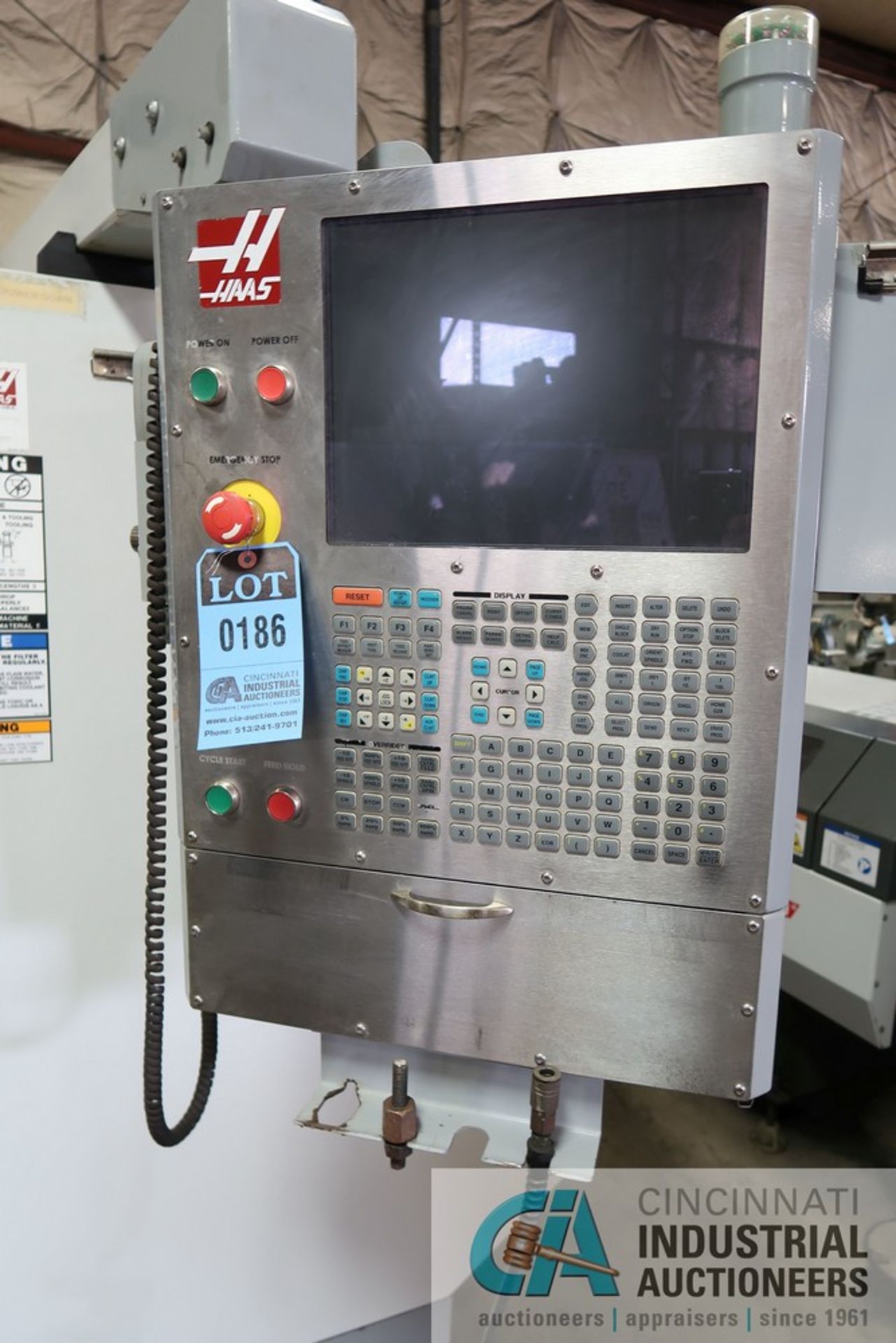 HAAS MODEL VF5-50 CNC VERTICAL MACHINING CENTER; S/N 105552, 23" X 52" TABLE, 50 TAPER SPINDLE, 7, - Image 3 of 12