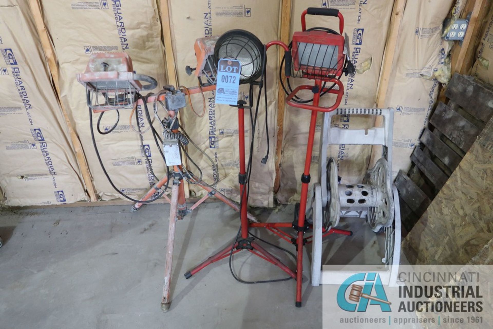 (LOT) SHOP LIGHTS & HOSE REEL