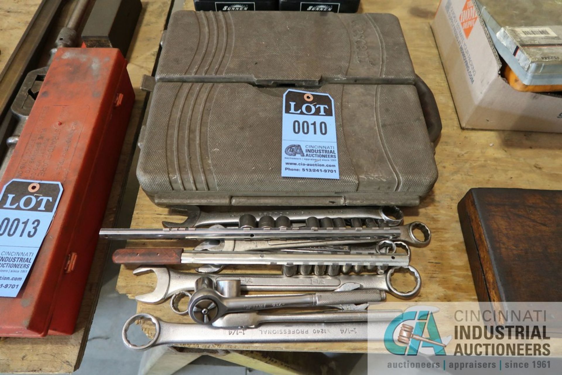 (LOT) WRENCHES & SOCKET SET