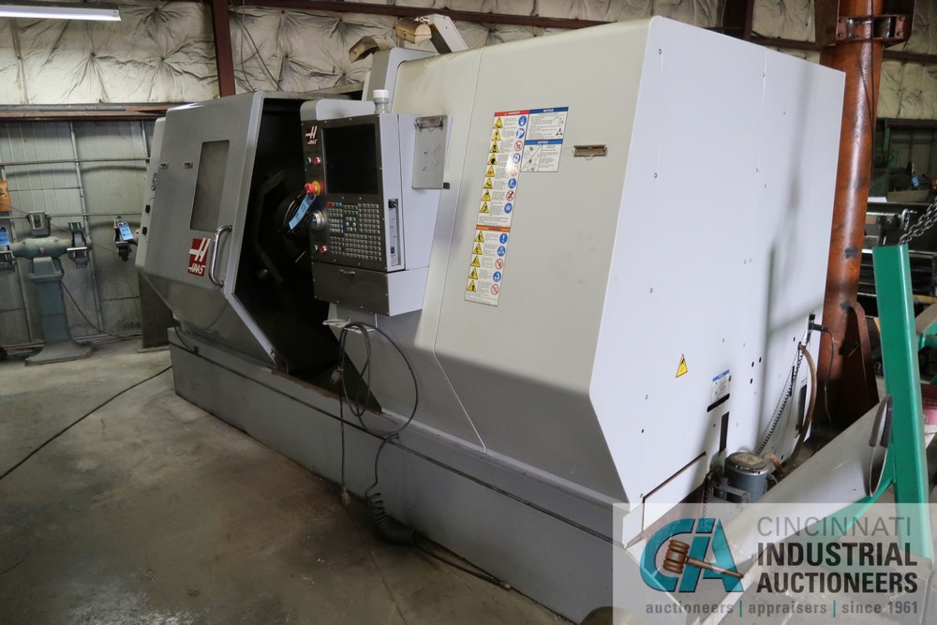 HAAS MODEL SL40 CNC TURNING CENTER; S/N 3082056, 20" 4-JAW CHUCK, 10-POSITION TURRET, TAILSTOCK, - Image 2 of 13