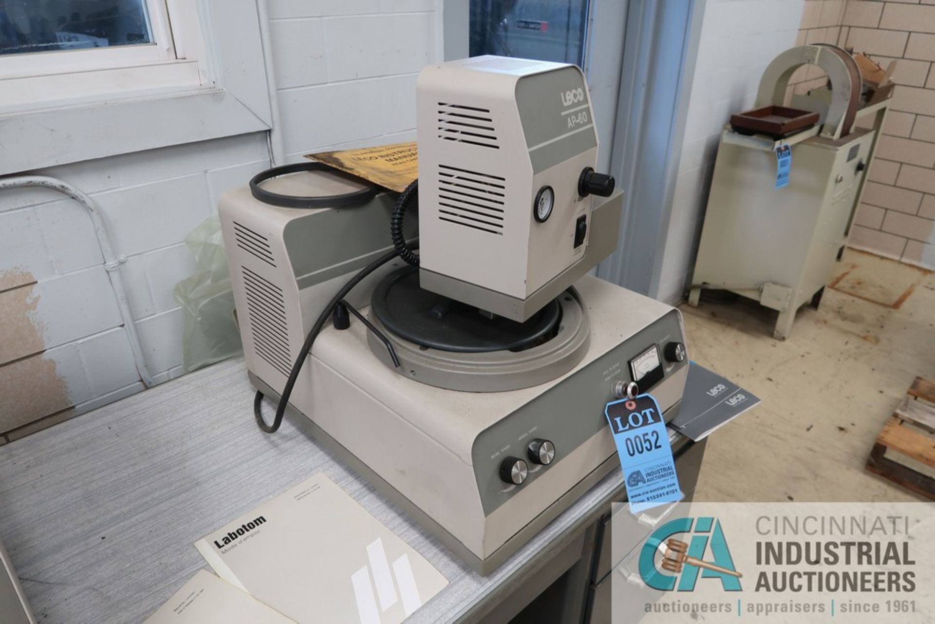 LECO MODEL 891-701-900 VP-160 VARIABLE SPEED POLISHING / GRINDING MACHINE; S/N 4607, WITH AP-60 - Image 2 of 6