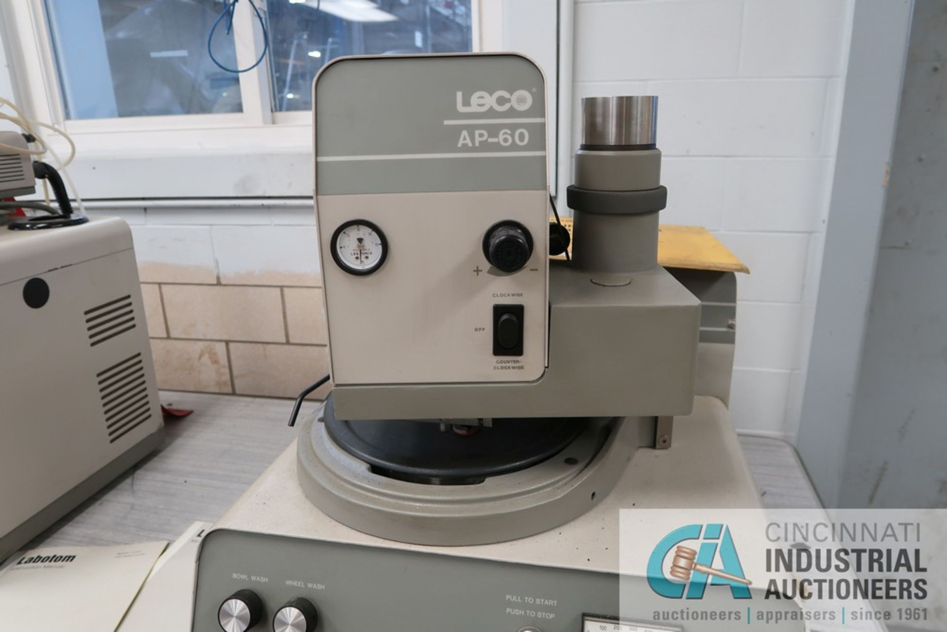 LECO MODEL 891-701-900 VP-160 VARIABLE SPEED POLISHING / GRINDING MACHINE; S/N 4607, WITH AP-60 - Image 4 of 6