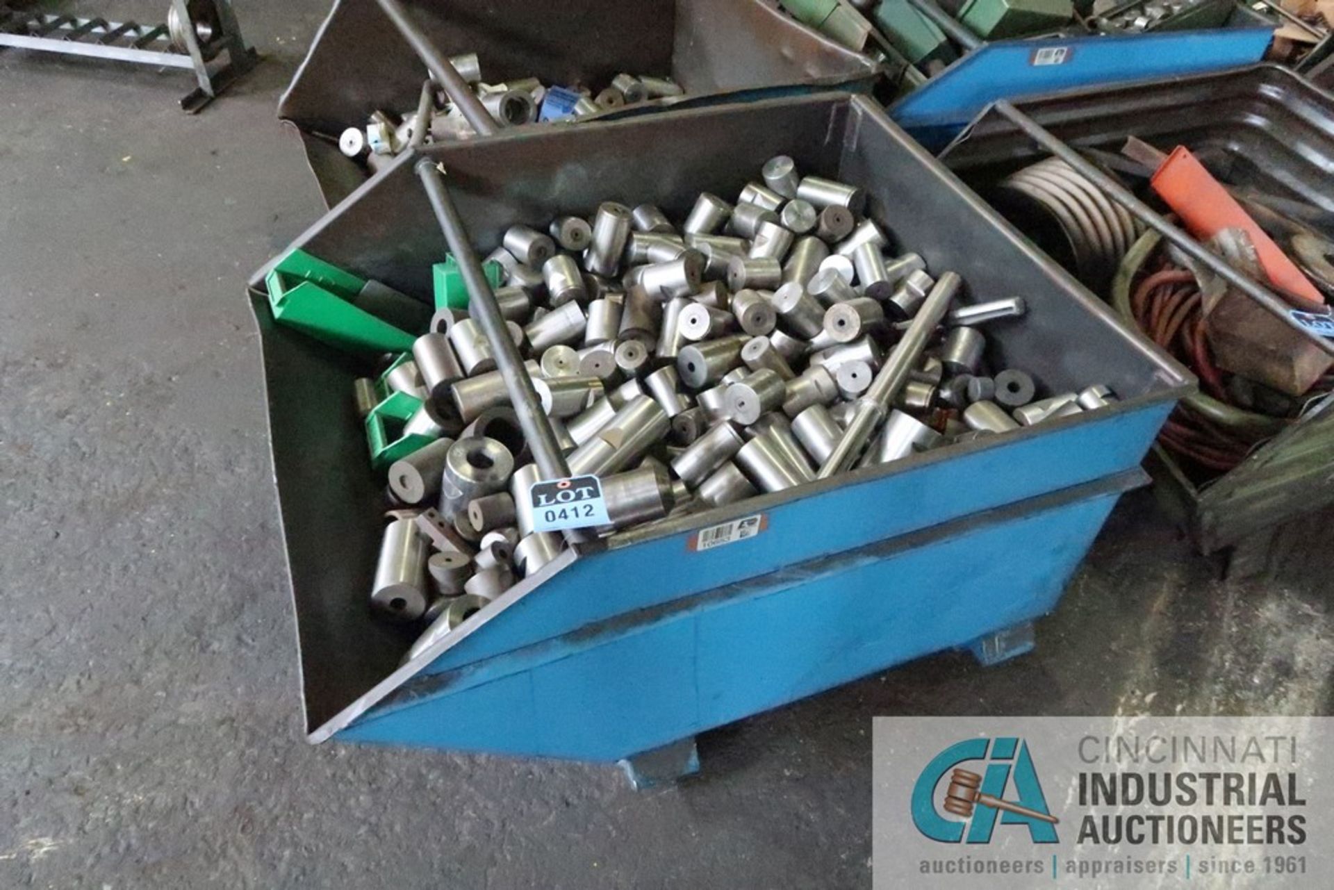 (LOT) ASSORTED HEADER TOOLING AND MACHINE PARTS WITH STEEL TUB