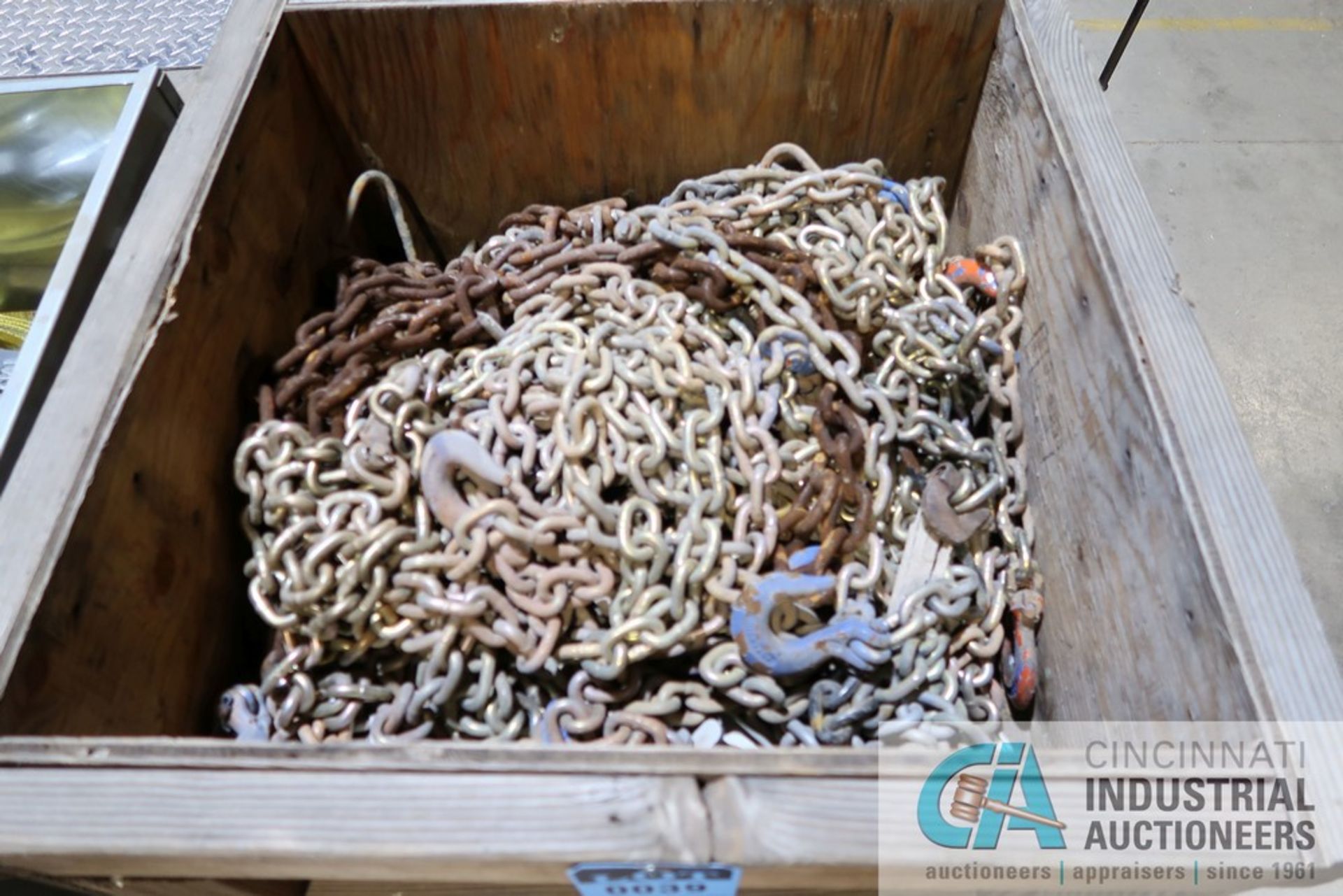 (LOT) WOOD CRATE WITH MISCELLANEOUS CHAIN
