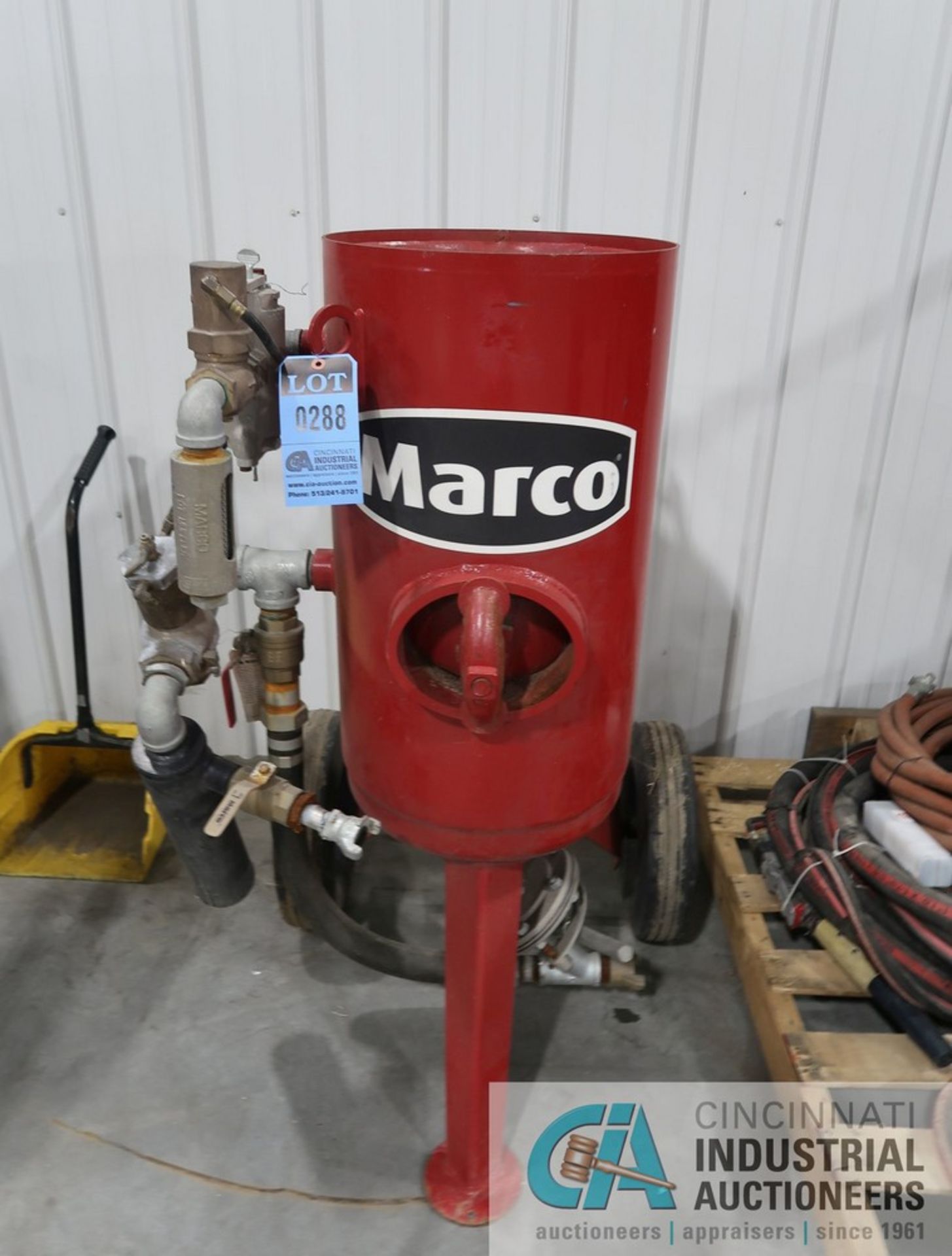 MARCO PORTABLE SAND BLAST SYSTEM WITH SMALLER PORTABLE SAND BLASTER