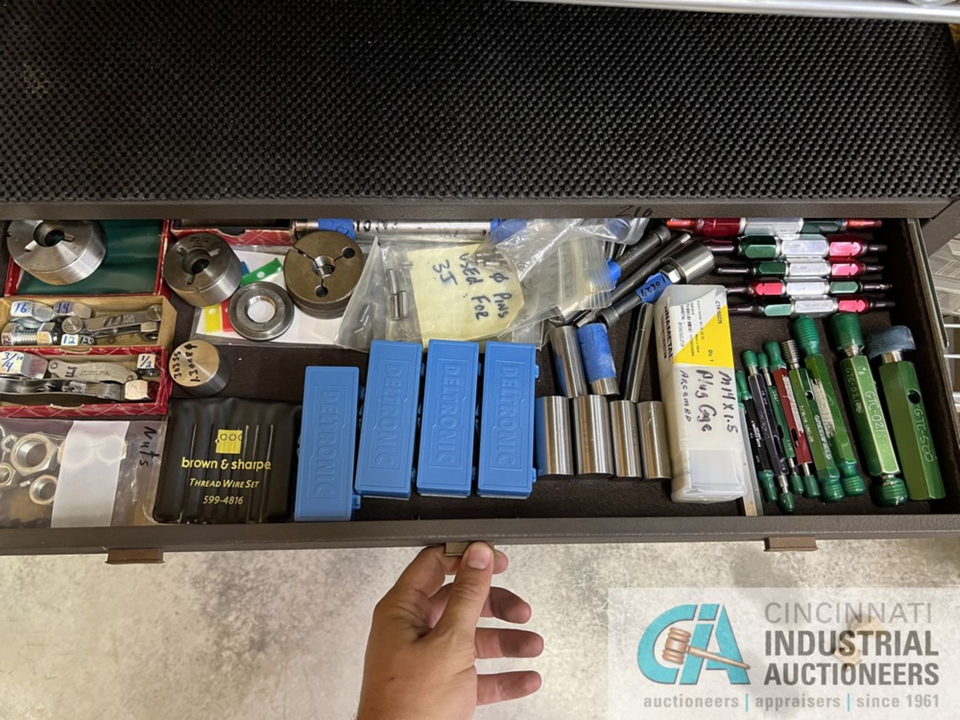 KENNEDY TOOLBOX AND PIGEON HOLE CABINET WITH RING AND THREAD GAGES - Image 2 of 5