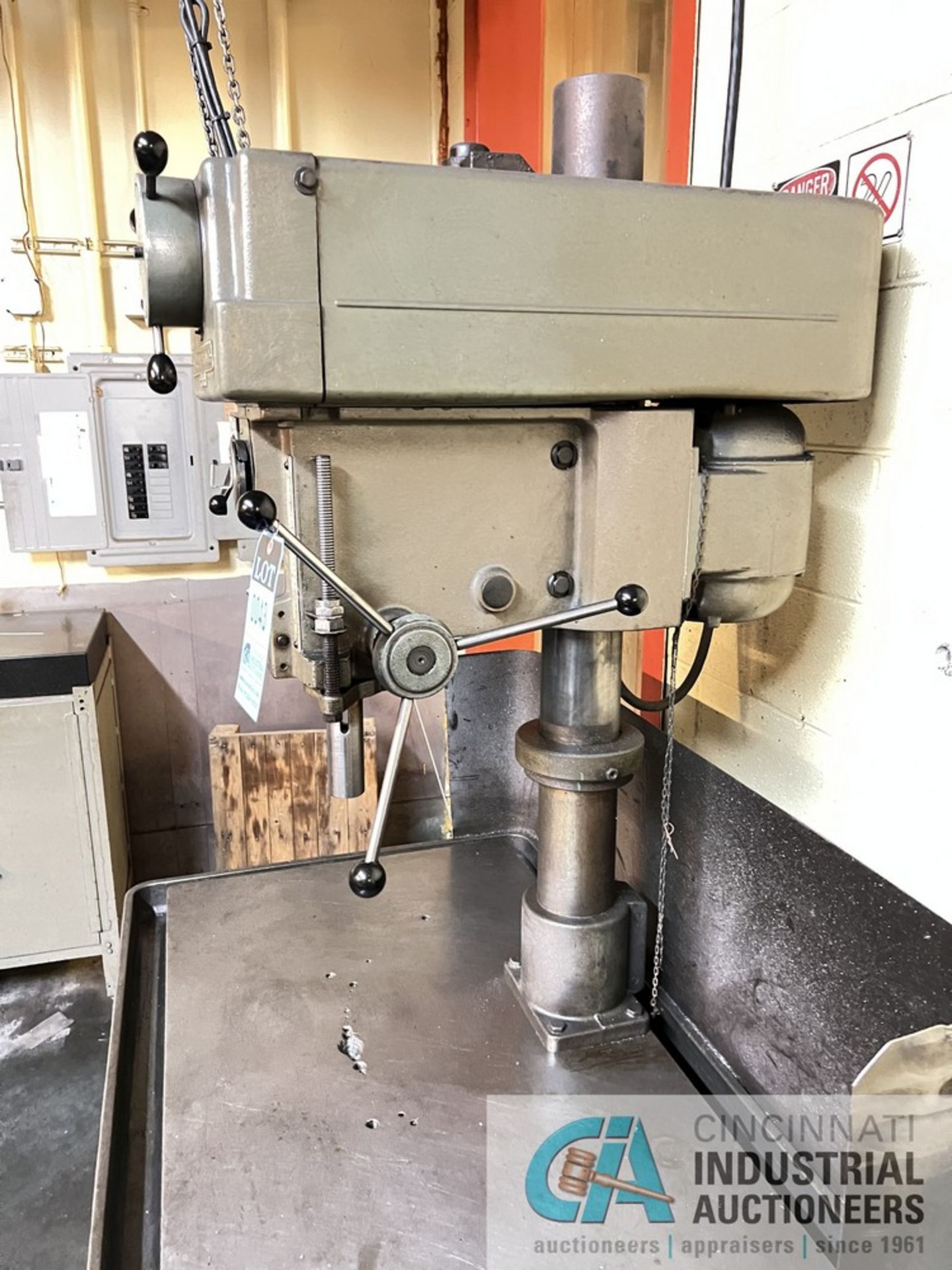 20" CLAUSING MODEL 2285 DRILL PRESS; S/N 514391, 40" X 22" TABLE, SPINDLE SPEEDS: 150-2,000 RPM ** - Image 6 of 6