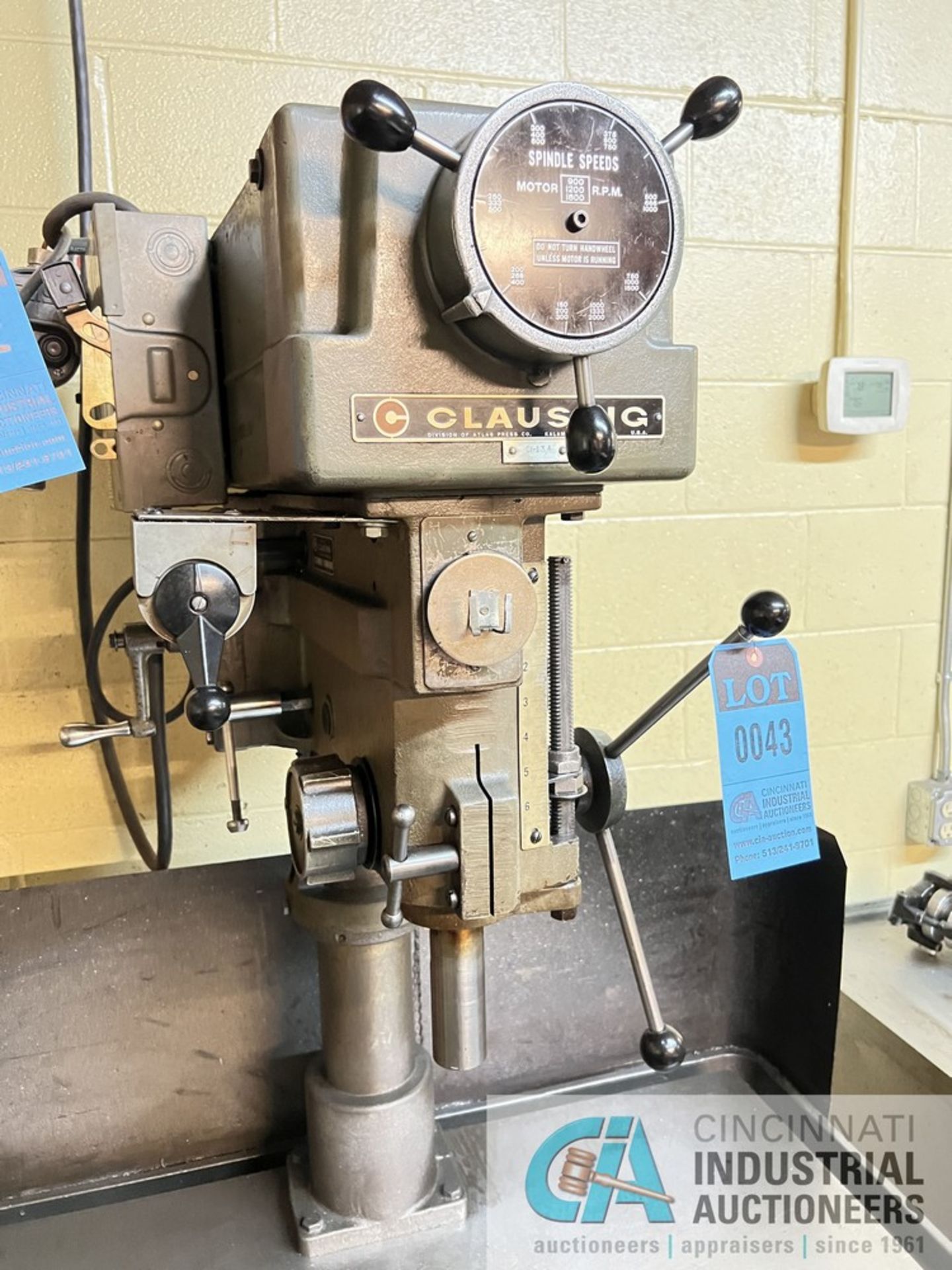 20" CLAUSING MODEL 2285 DRILL PRESS; S/N 514391, 40" X 22" TABLE, SPINDLE SPEEDS: 150-2,000 RPM ** - Image 3 of 6